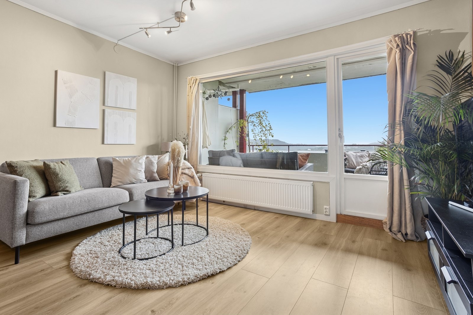 Store vindusflater som slipper inn godt med dagslys. Galleribilde