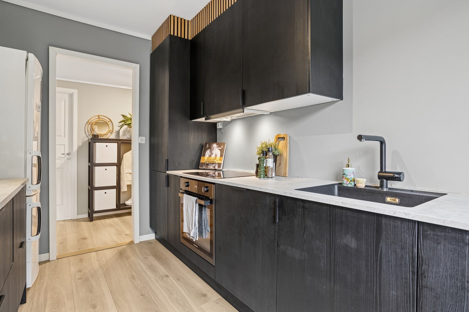 Meget god skap- og benkeplass. Galleribilde