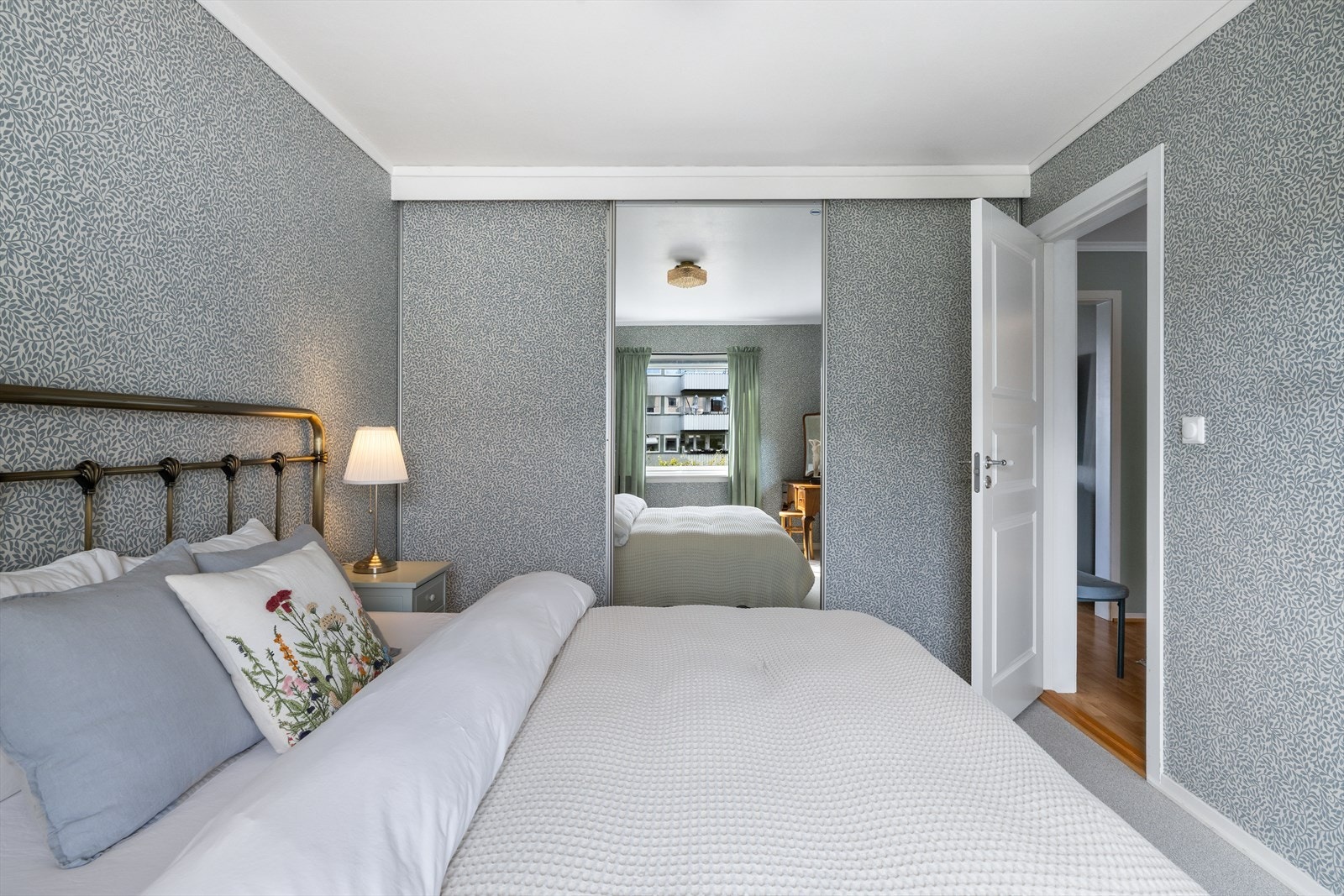 Med skyvedørsgarderobe har du god plass til det du skulle trenge Galleribilde