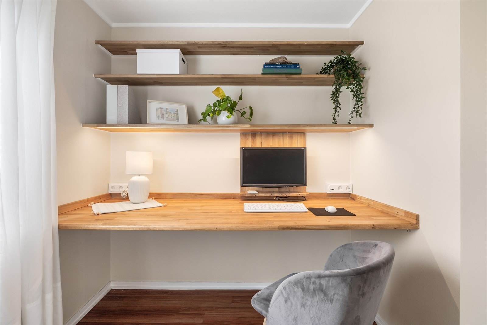 Praktisk med "innebygd" pult til hjemmekontoret Galleribilde