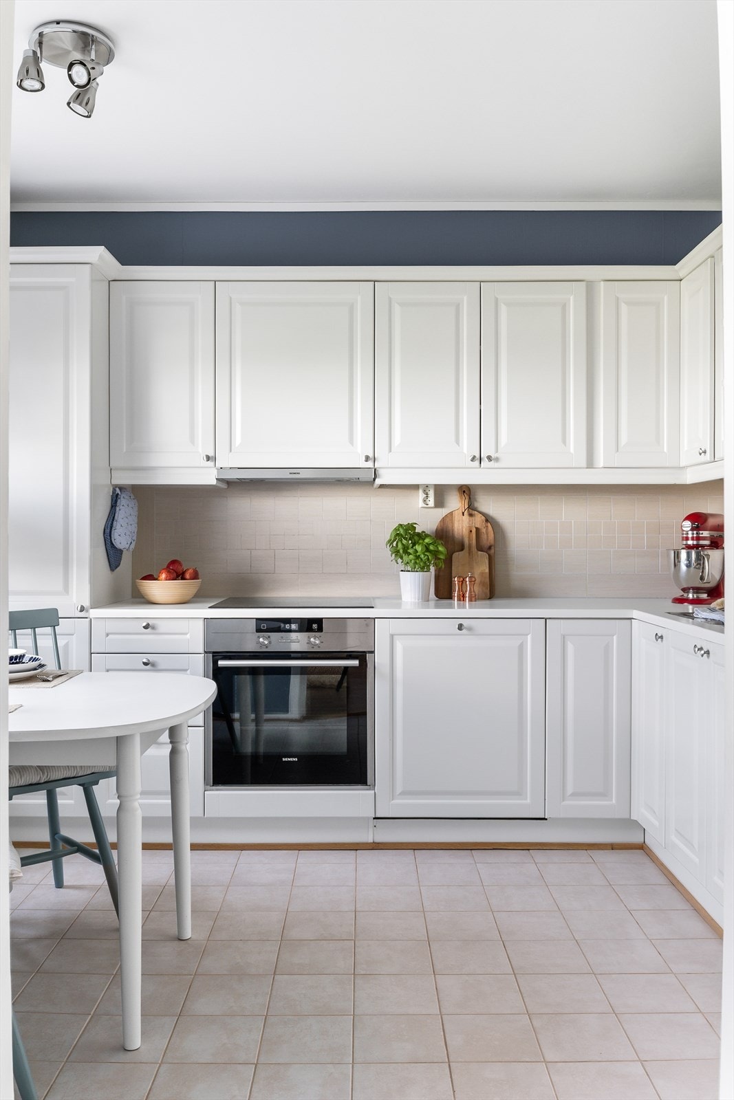 Av integrerte hvitevarer er det oppvaskmaskin, platetopp og stekeovn. Det er frittstående kjøl/fryseskap Galleribilde