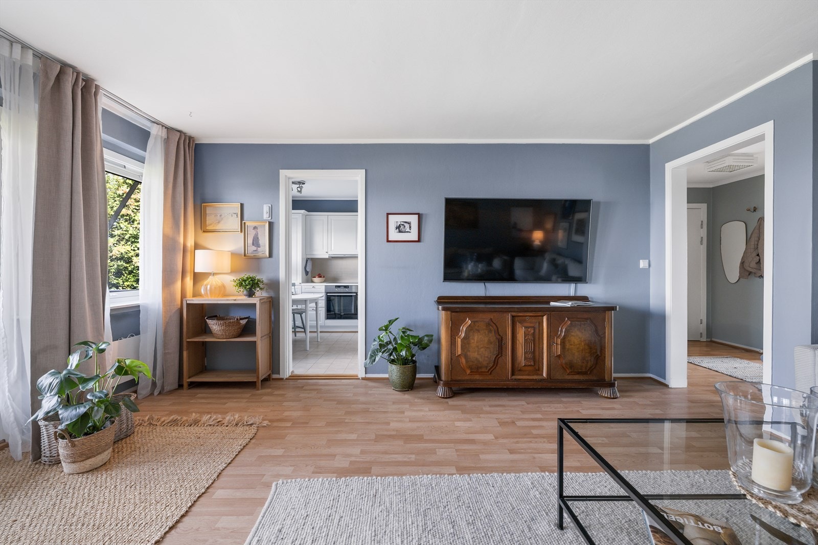 Stuen har en behagelig atmosfære og fin tilknytning til kjøkkenet Galleribilde