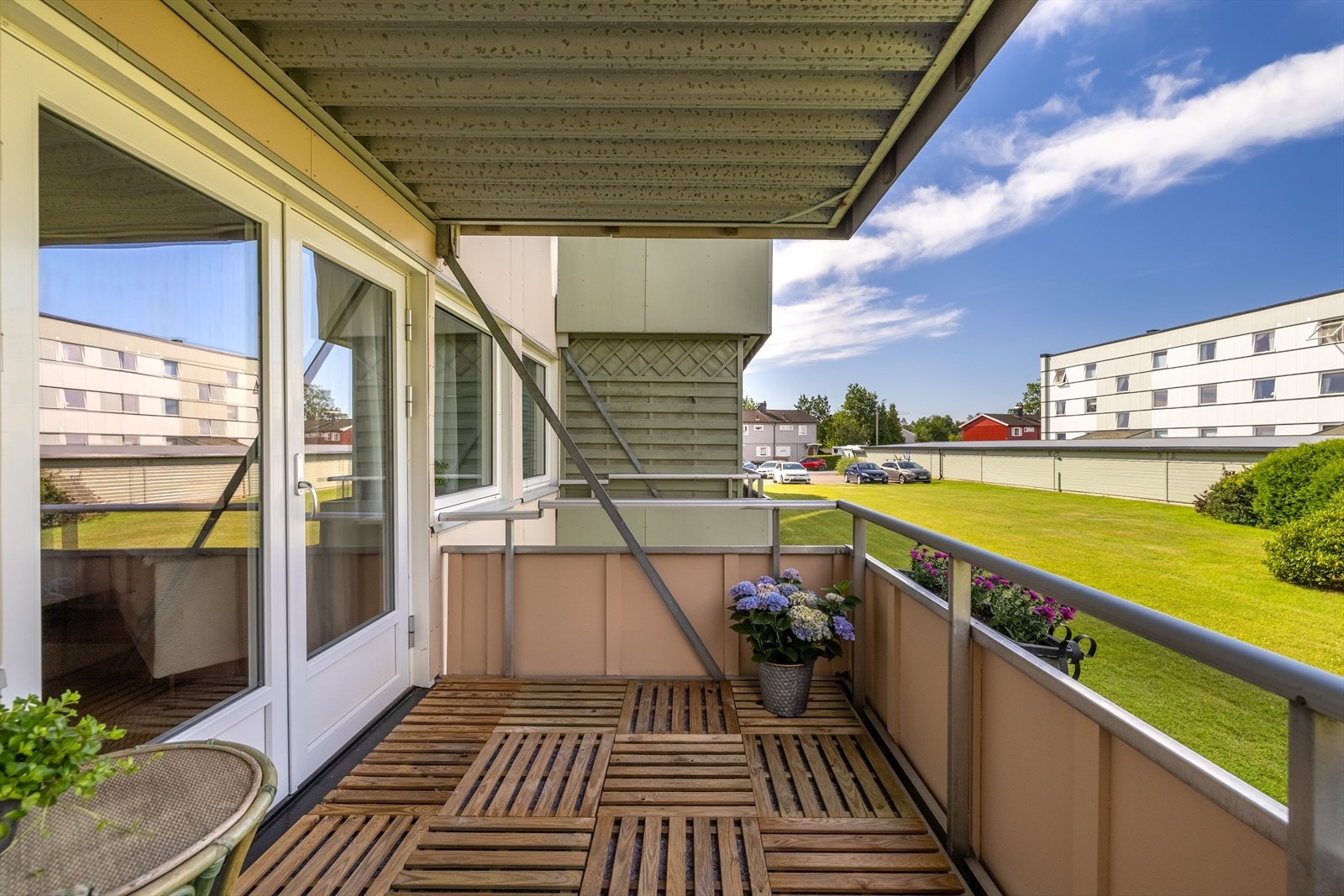 Nyt varme sommerdager på balkongen Galleribilde