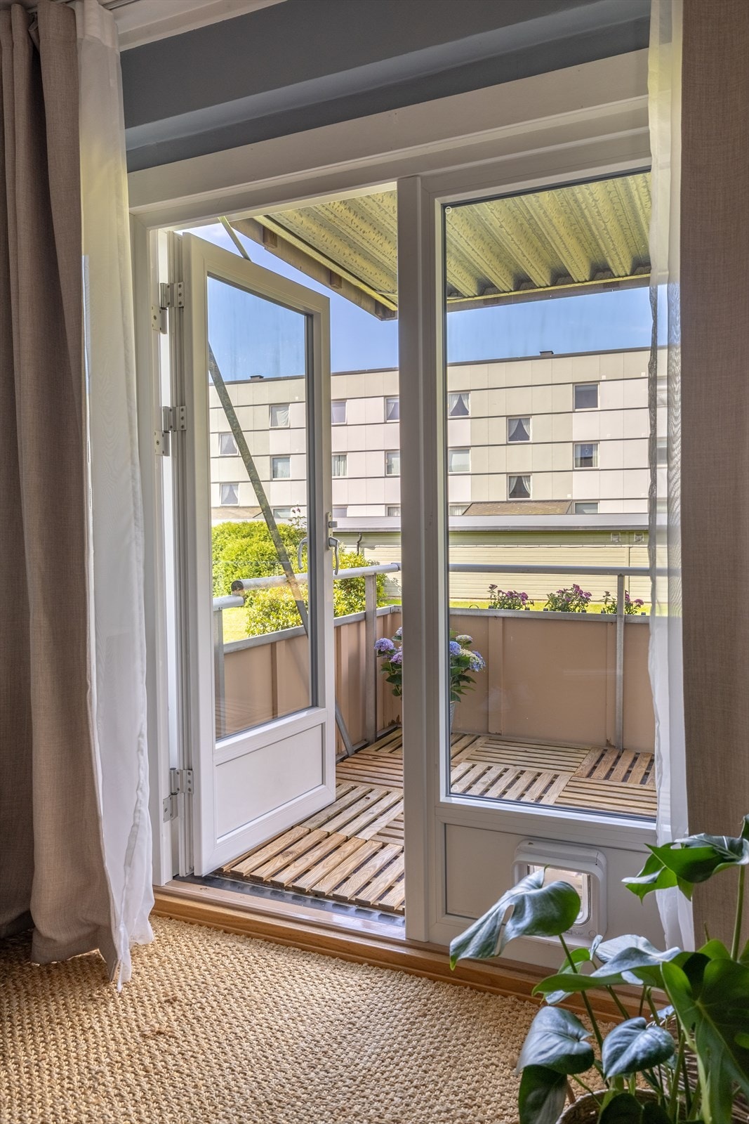 Utgangen til terrassen gjør stuen luftig og inviterer til både inne- og utehygge Galleribilde