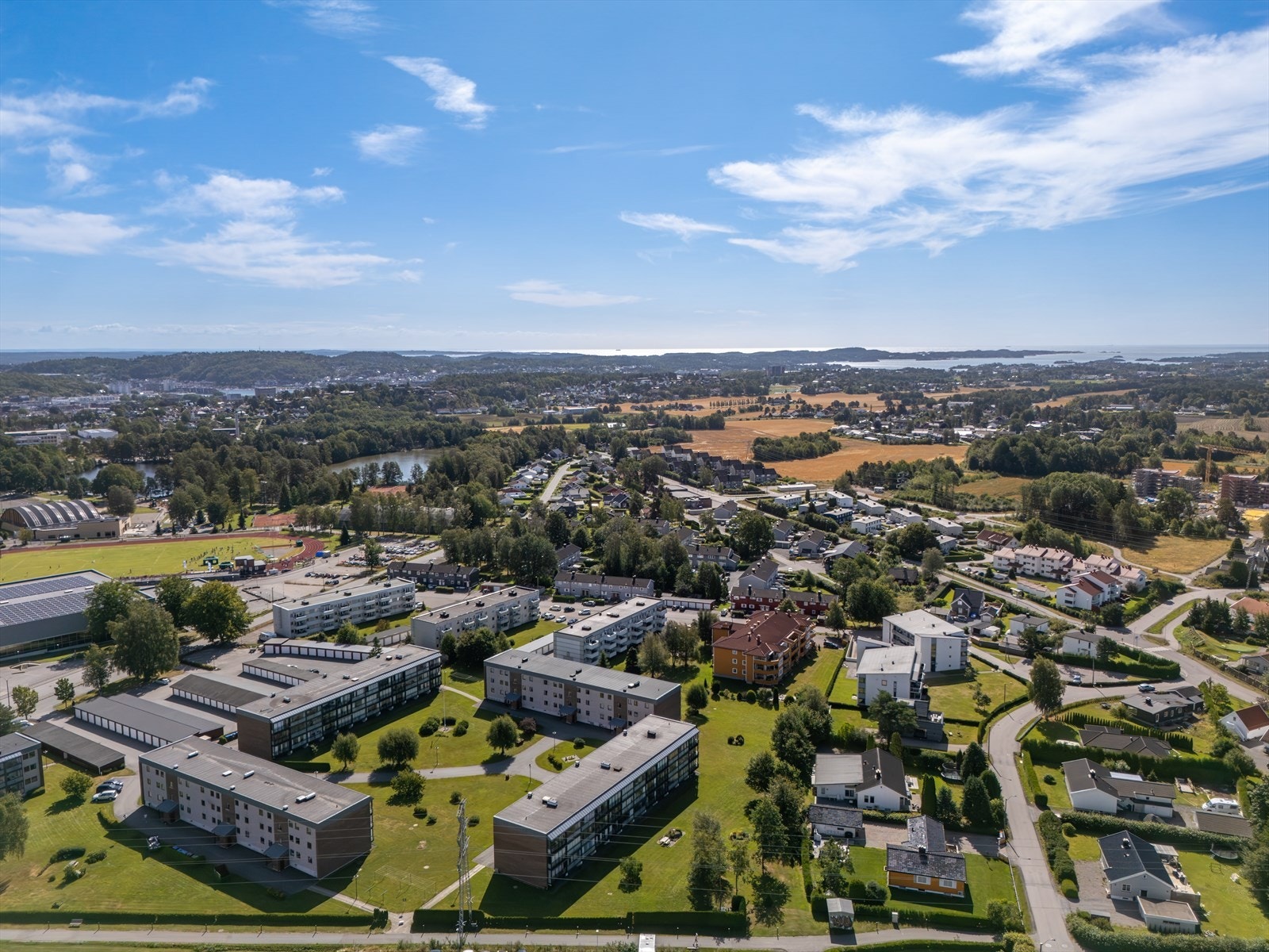 Barnefamilier vil sette pris på kort vei til både Krokemoa Barneskole, barnehager og Bugården Ungdomsskole Galleribilde