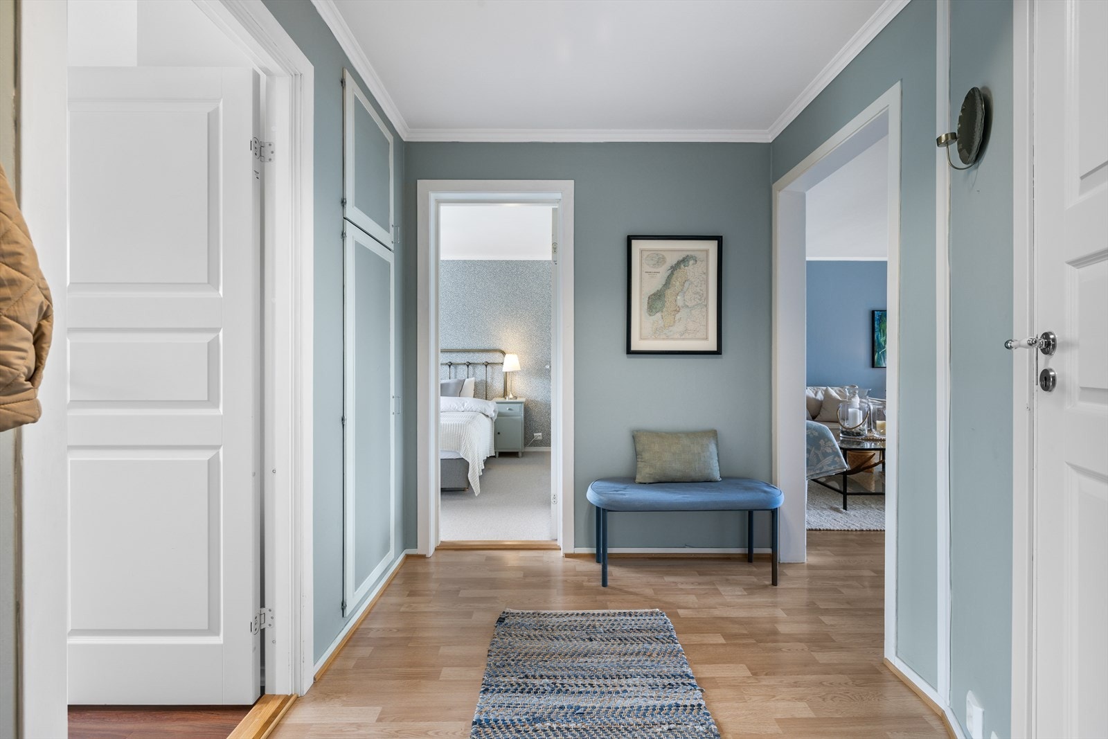 Når du kommer inn blir du møtt av en lys og åpen entré Galleribilde