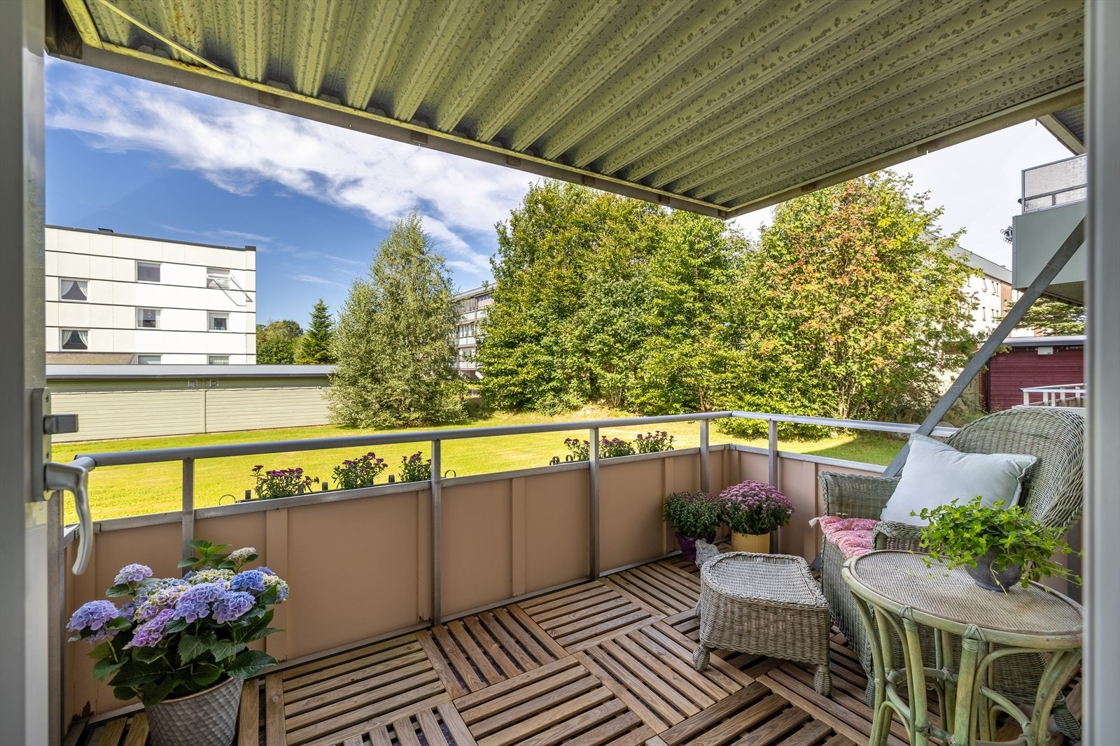 Terrassen har plass til en liten sittegruppe, hvor du kan nyte lange kvelder ute Galleribilde