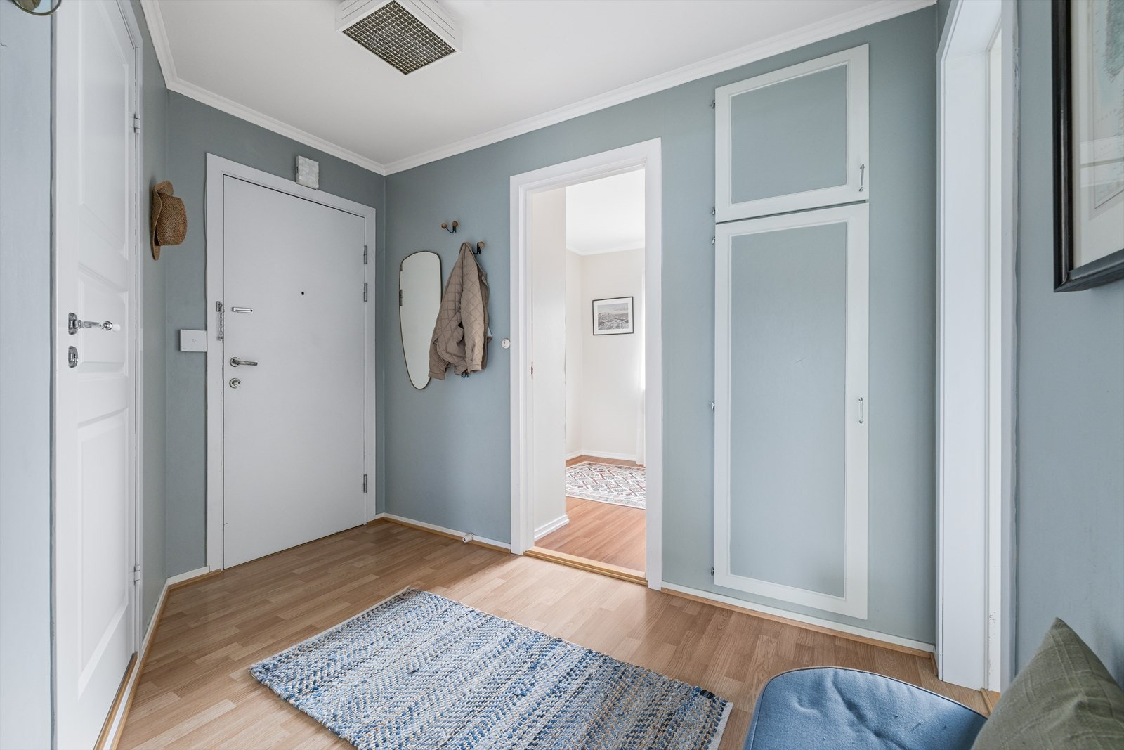 Her har man plass til å henge fra seg jakker og sette fra seg sko Galleribilde