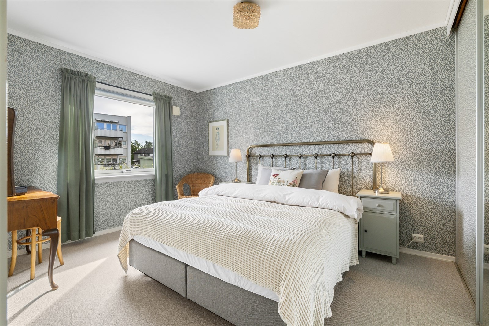 På hovedsoverommet er det god plass til dobbeltseng og medfølgende garderobeskap Galleribilde