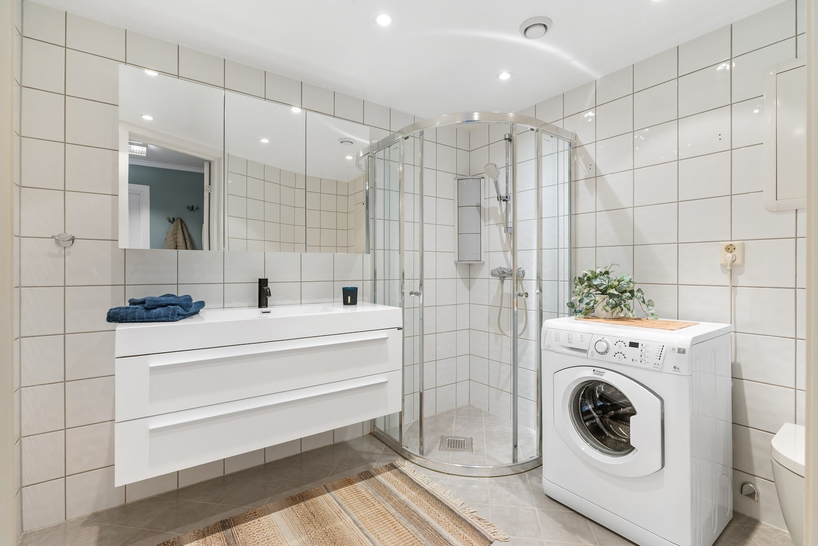 Badet har fliser på veggene og gulvet. Det er også elektriske varmekabler på badet Galleribilde