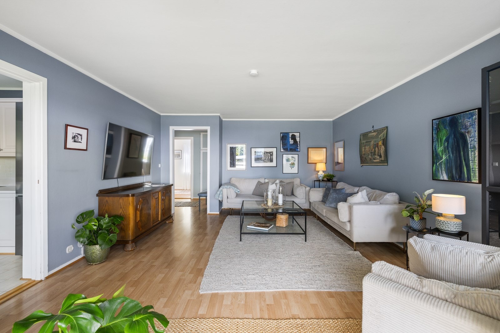 Stor stue med god plass til sofagruppe, salongbord og TV-møblement Galleribilde