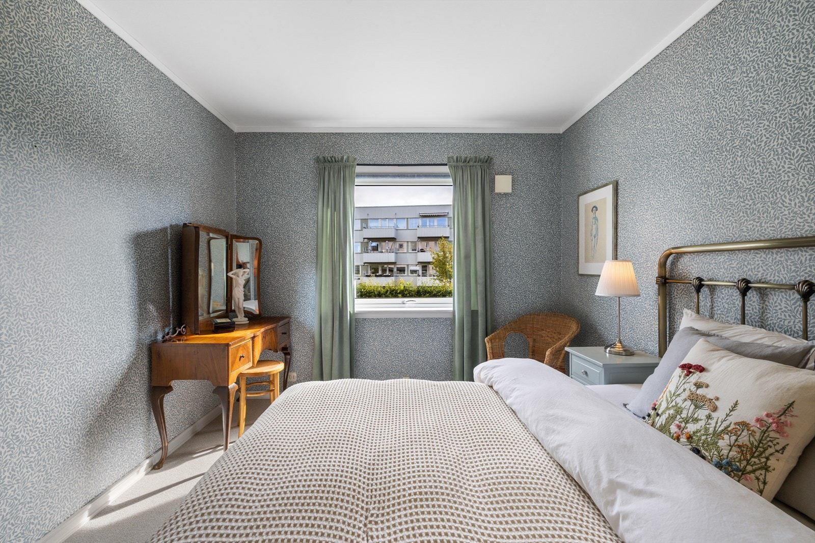 Med et stort vindu på soverommet får du rikelig med naturlig lys Galleribilde