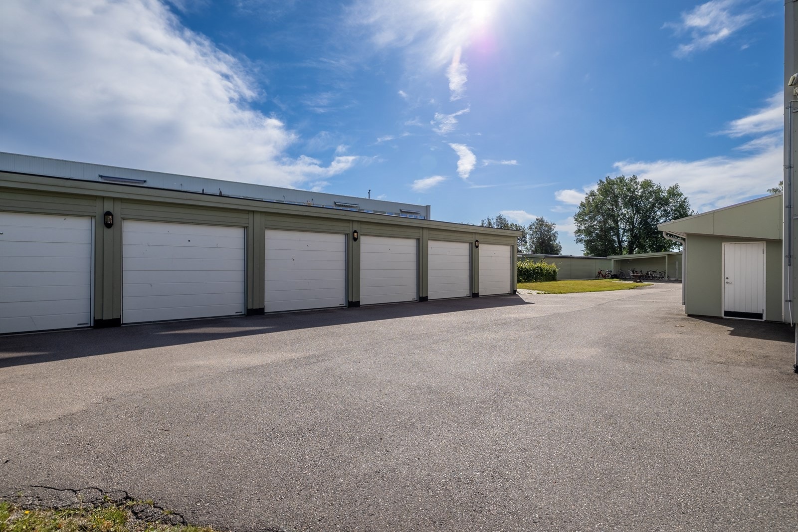 Det medfølger en garasjeplass i felles garasjerekke Galleribilde