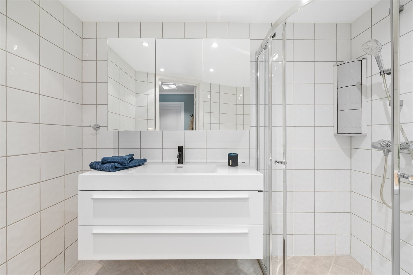 Moderne bad fra 2020 hvor det ble byttet dusjhode, toalett, servant/møbel og speil skap Galleribilde