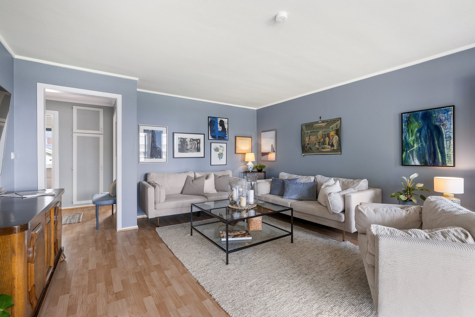 Stuen oppleves åpen og romslig, med flere muligheter for møblering. Galleribilde