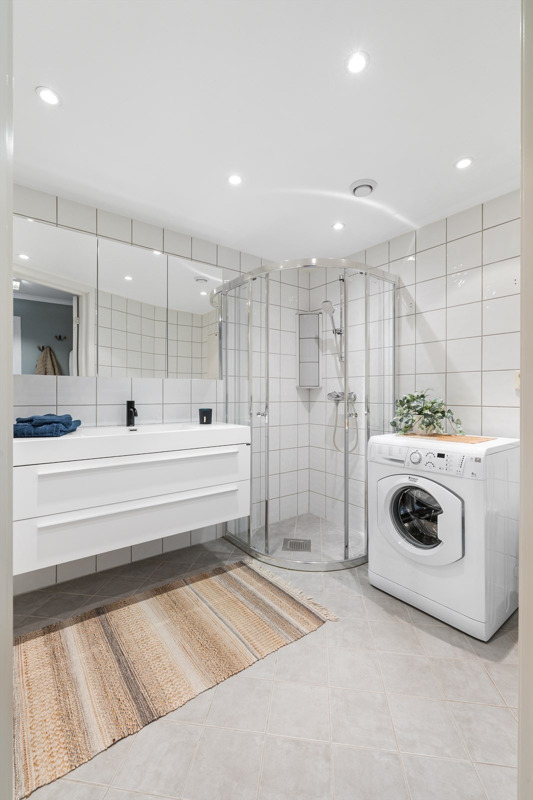 Downlightsbelysning og gulvvarme gir en lun atmosfære under morgen- og kveldsstellet Galleribilde