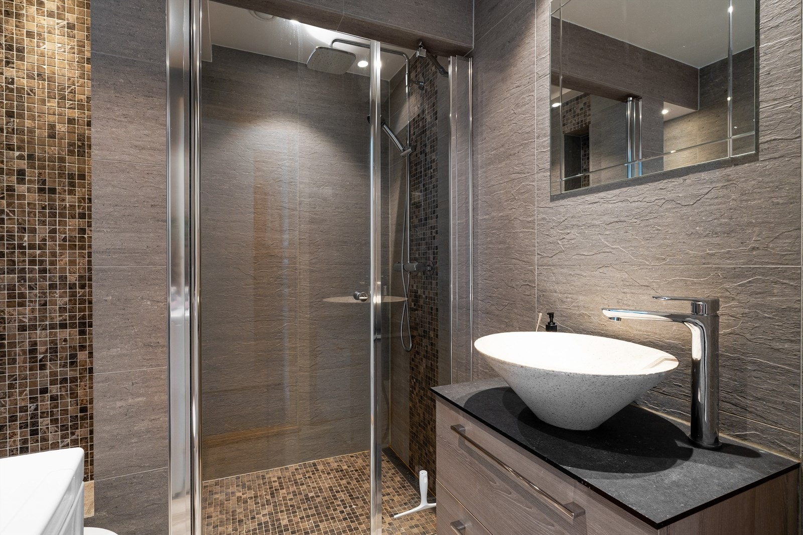 Badet ble også oppgradert i 2017 og er et behagelig sted å starte dagen. Galleribilde