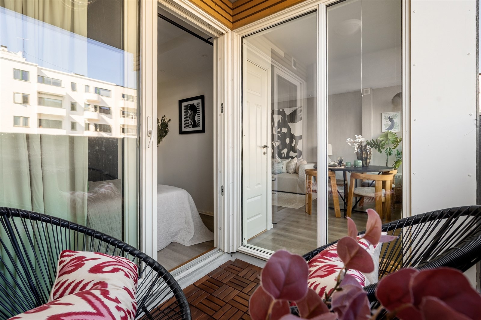 Det er direkte tilkomst fra soverommet til lun og hyggelig balkong. Galleribilde