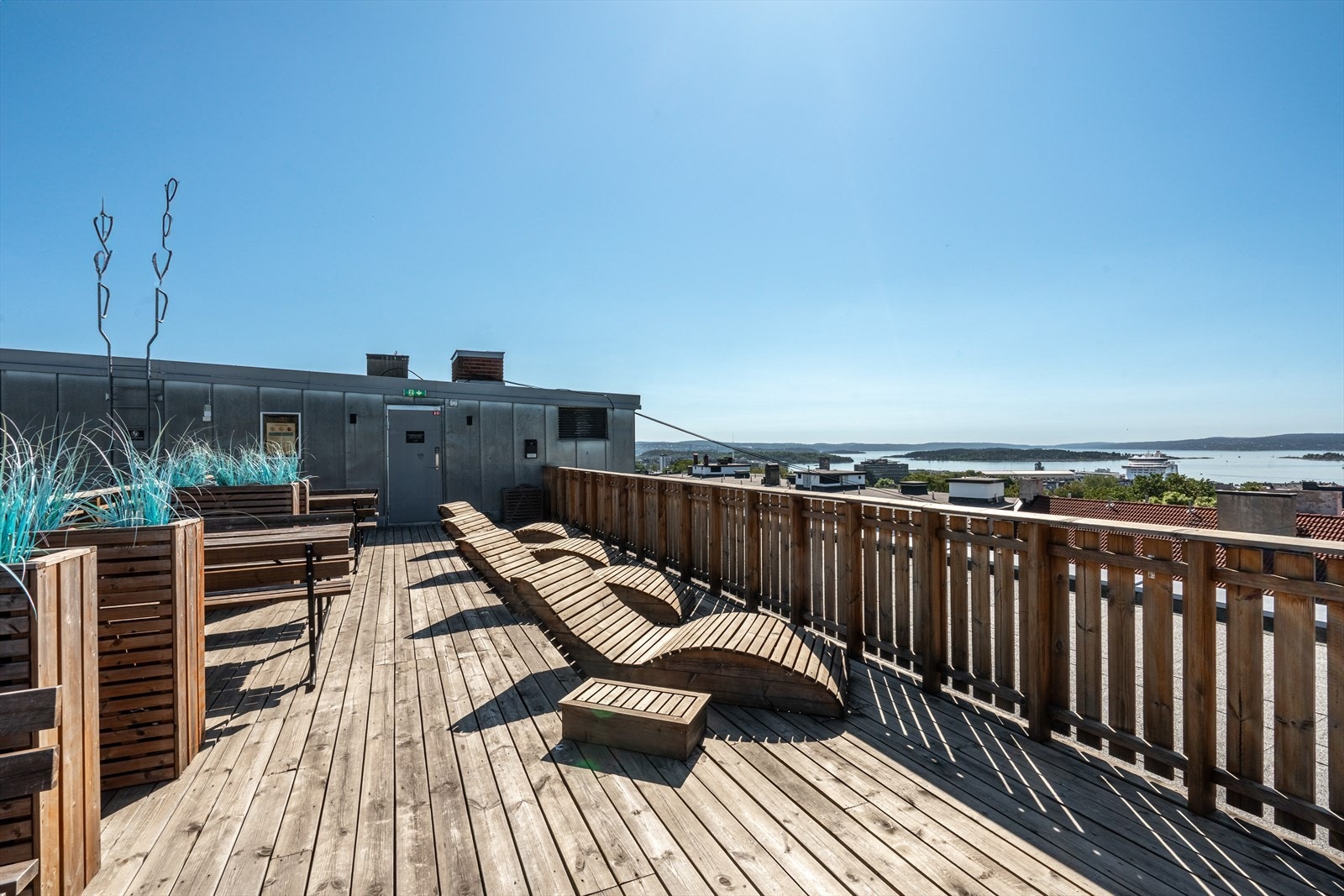 Sameiet har en stor felles takterrasse med fantastisk utsikt. Hverdagsluksus å nyte utsikten herfra på fine sommerdager. Galleribilde