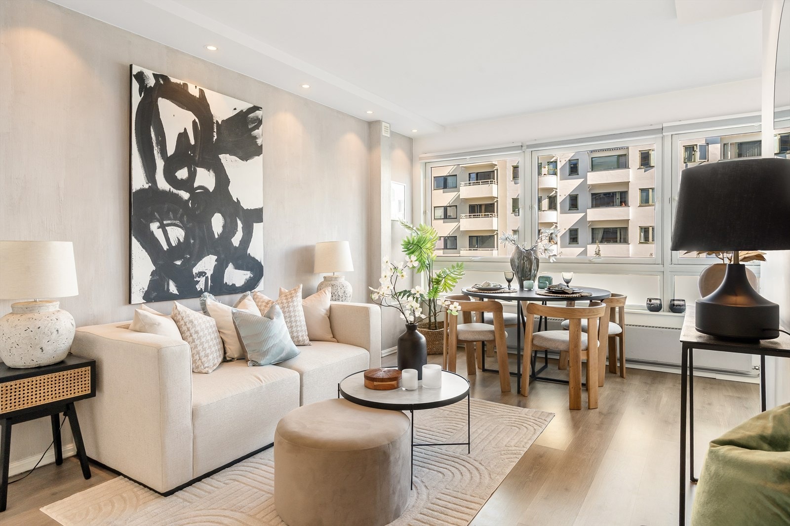 Boligen er gjennomgående lys med vidstrakte vinduer langs hele leiligheten. Galleribilde