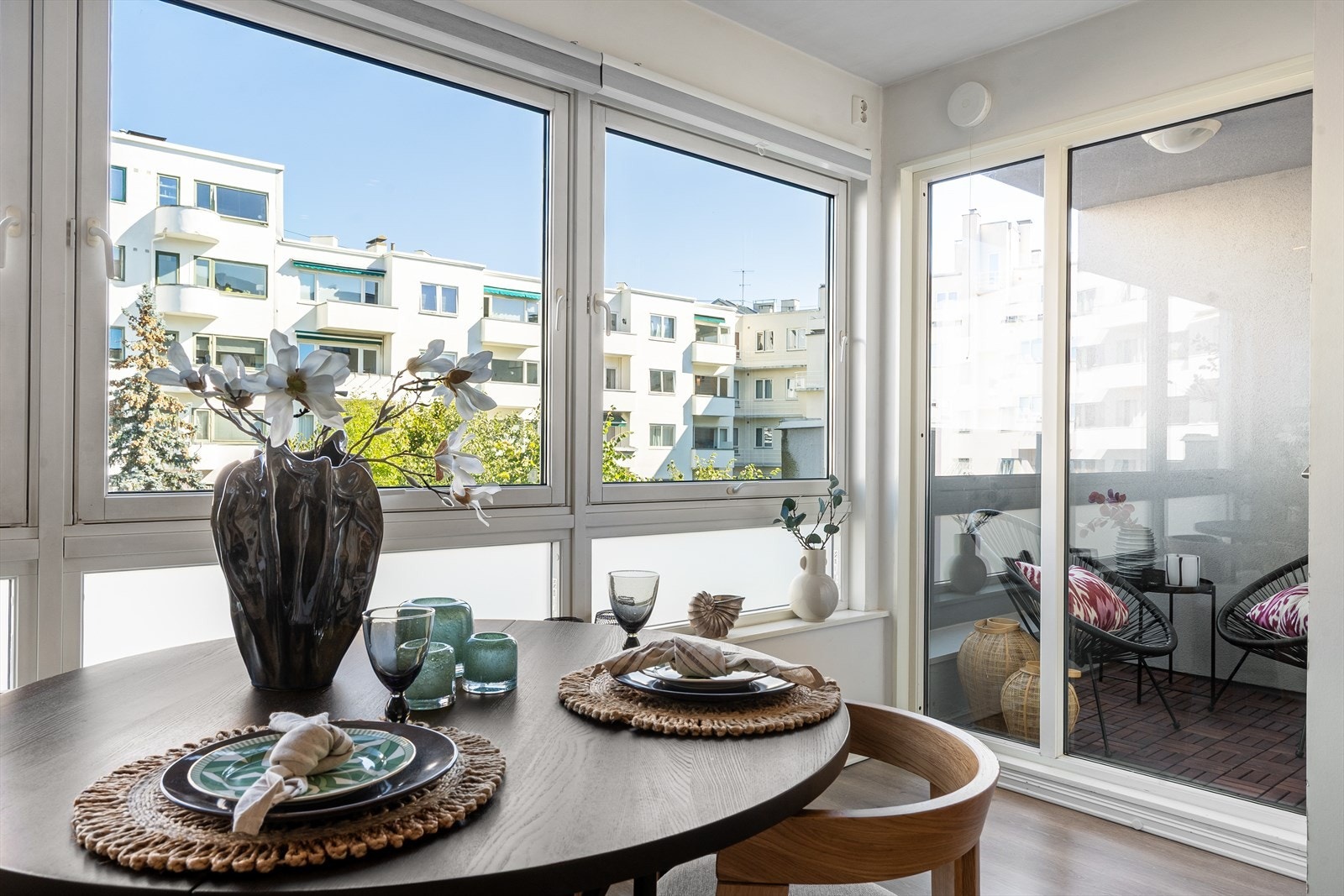 En lys og tiltalende 2-roms med hyggelig balkong. Leiligheten i sin helhet vender mot bakgård. Galleribilde