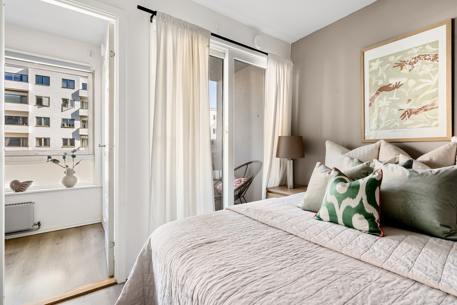 Plass til dobbeltseng og nattbord. Galleribilde