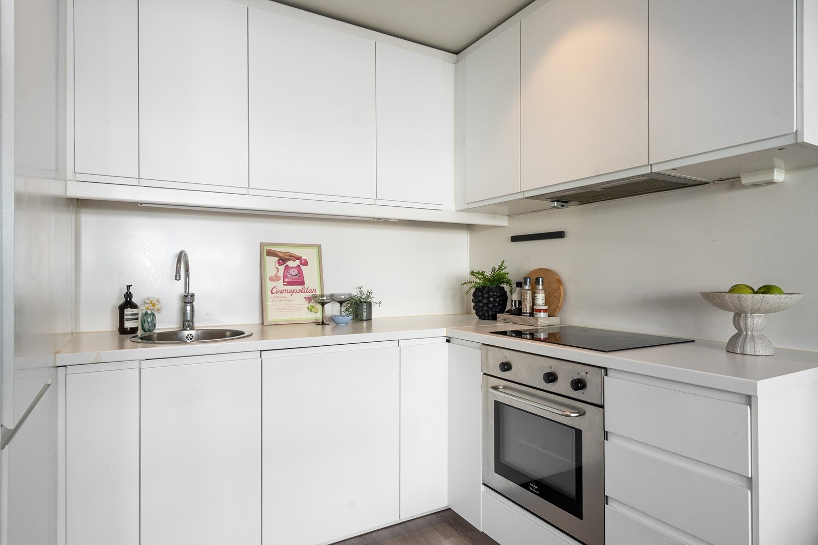 Stilrent med overskap til tak for optimal oppbevaring. Integrert kjøl/frys, oppvaskmaskin, ovn og platetopp. Galleribilde