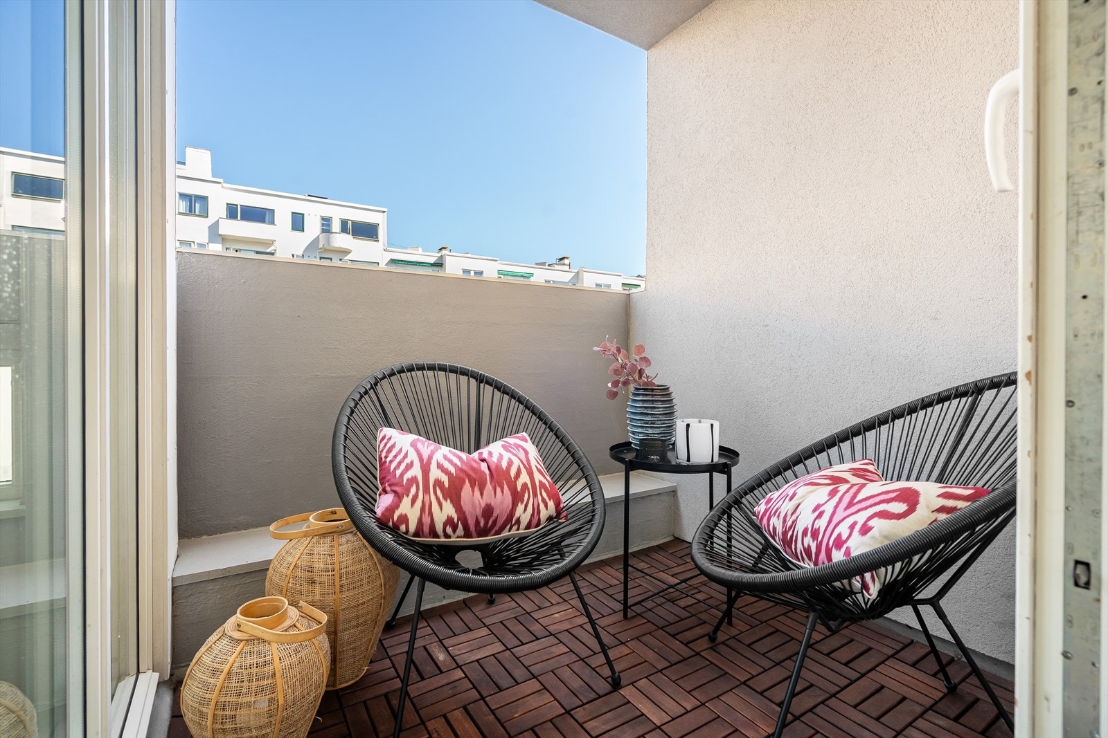 Herlig balkong med plass til sittegruppe. Galleribilde