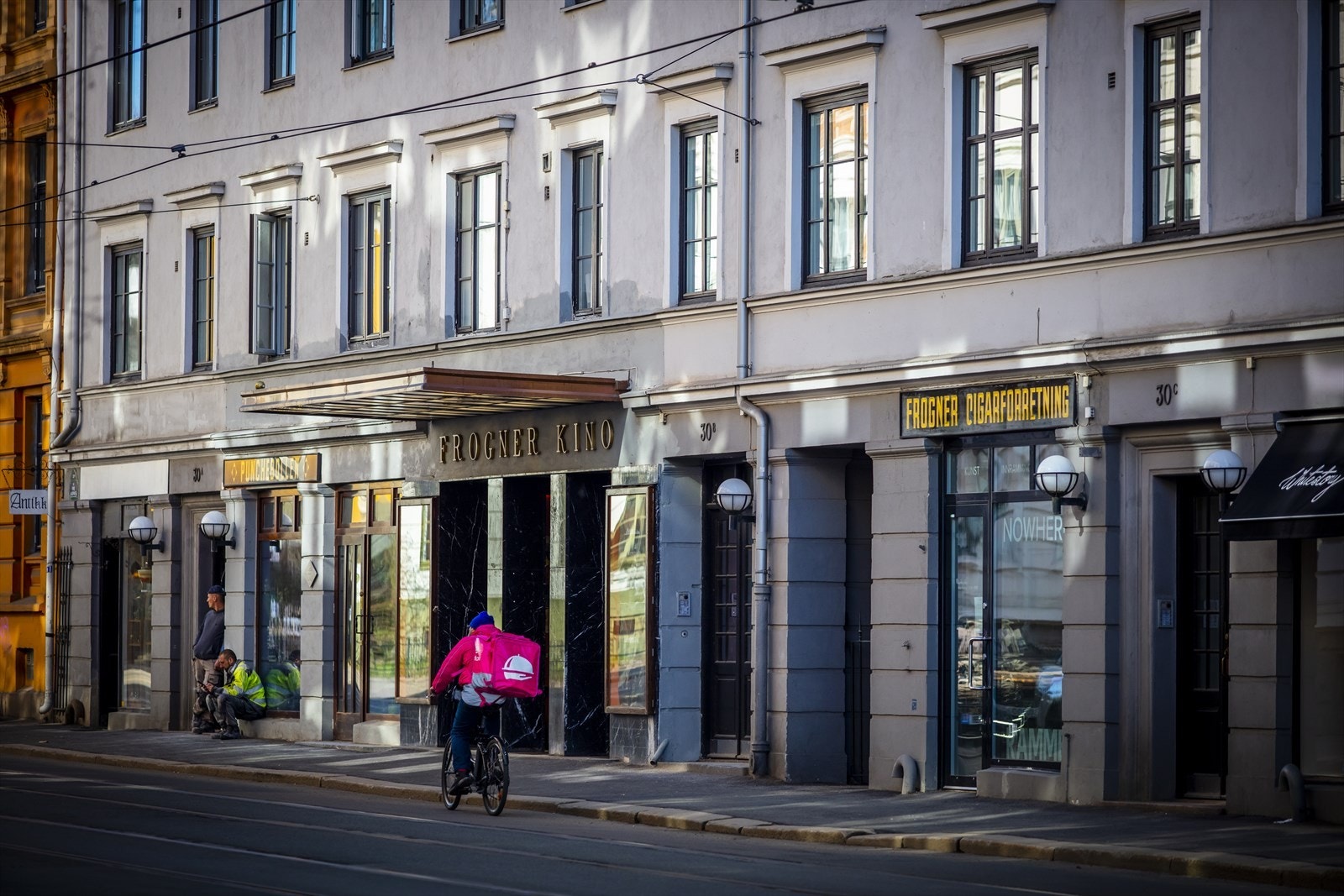 Leiligheten er i umiddelbar nærhet til matbutikker, WB Samson, Frogner Kino og Vintagebutikker. Galleribilde