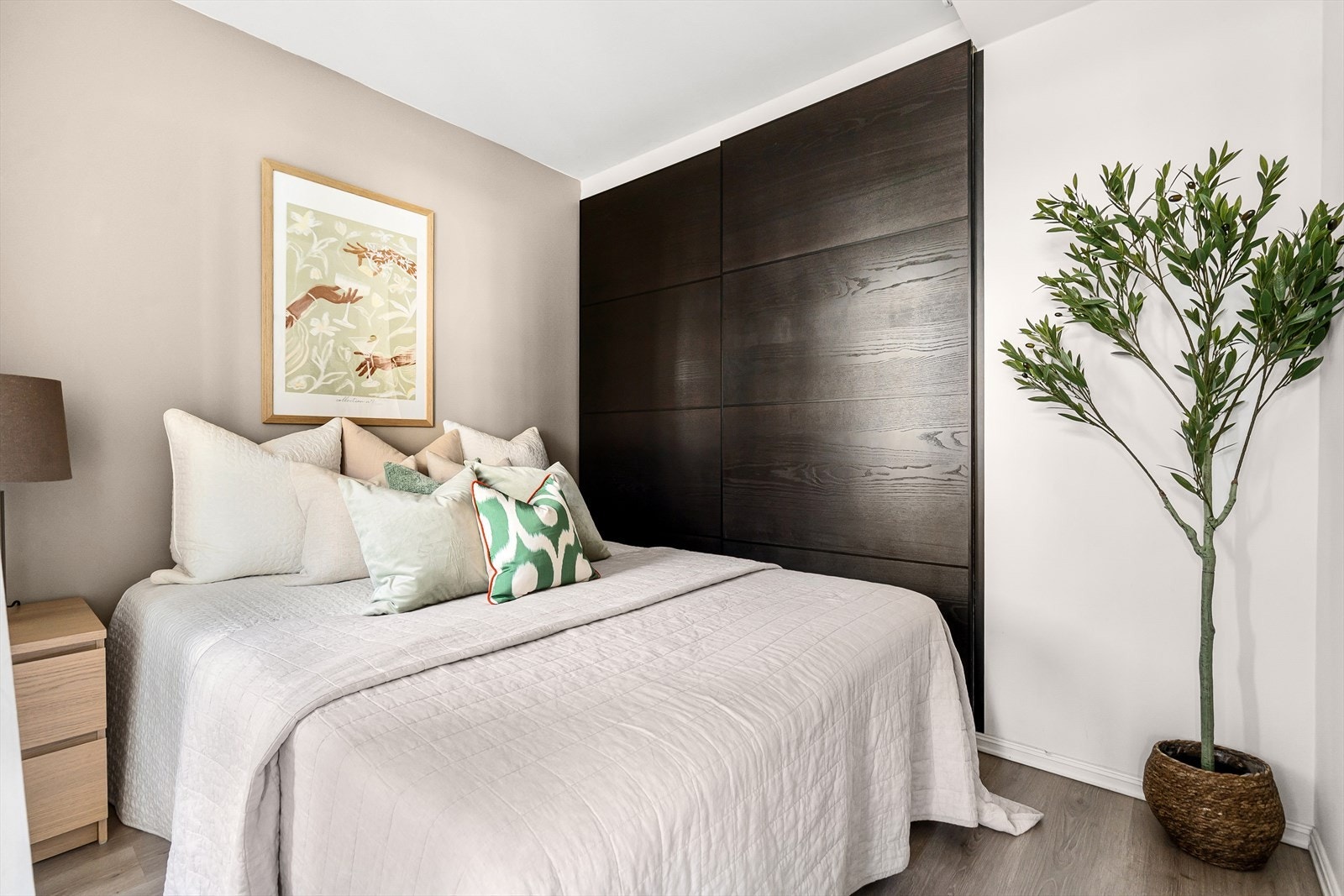 Romslig og lunt soverom med praktisk skyvedørsgarderobe. Galleribilde