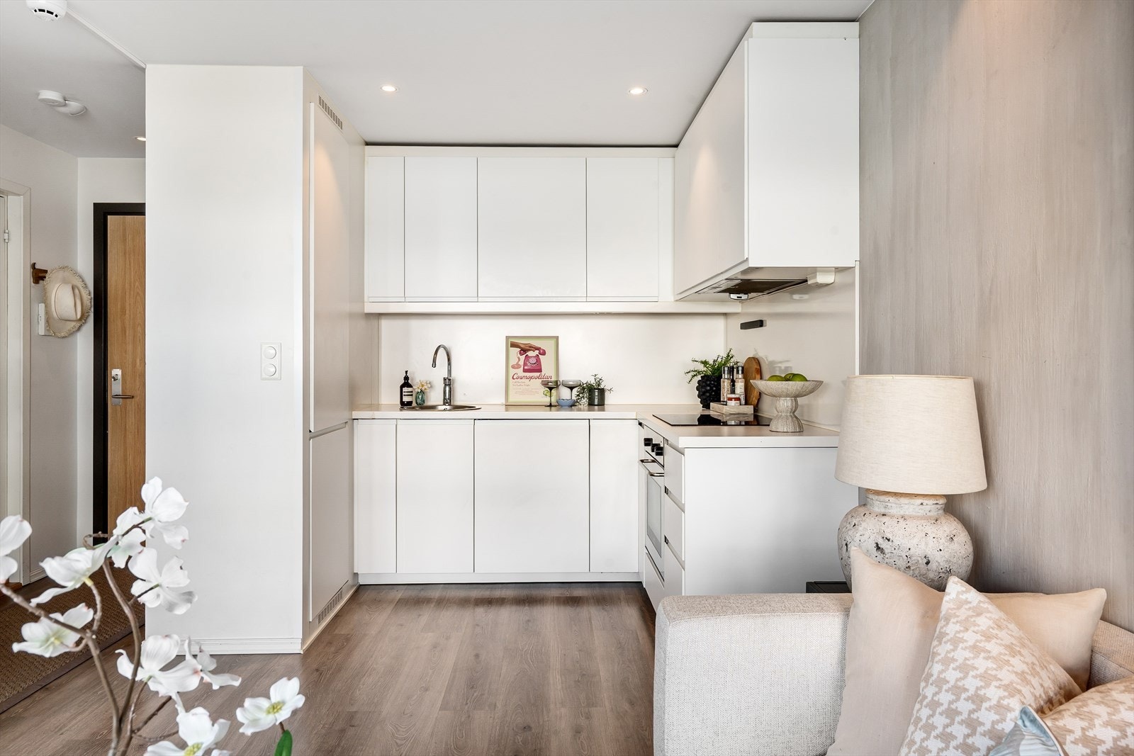 Moderne innredning med god skap- og benkeplass. Galleribilde