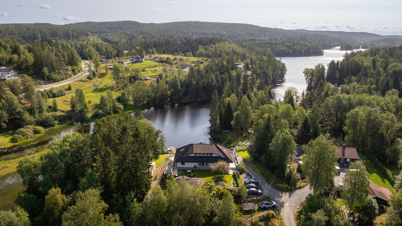 Eiendommen strekker seg ned til innsjøen Langen med fine badeplasser sommerstid. Galleribilde