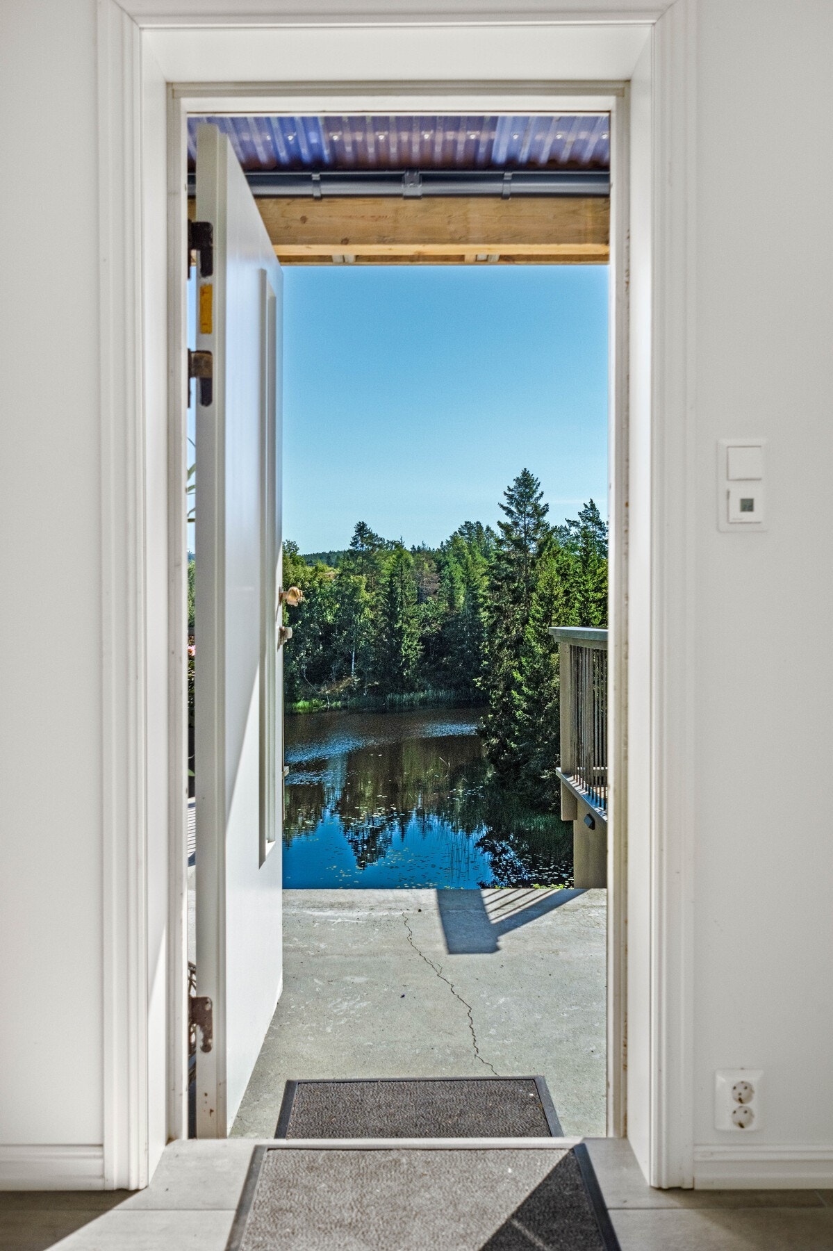 Villaen har egen inngang til underetasjen. Galleribilde