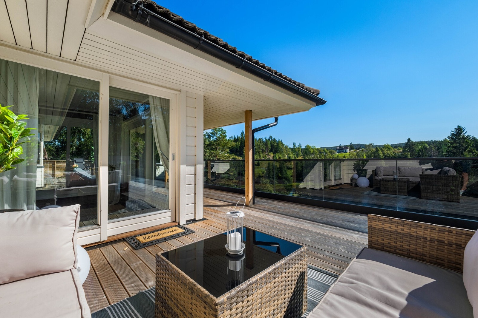 Glassflater langs rekkverket i front ivaretar den flotte utsikten. Galleribilde