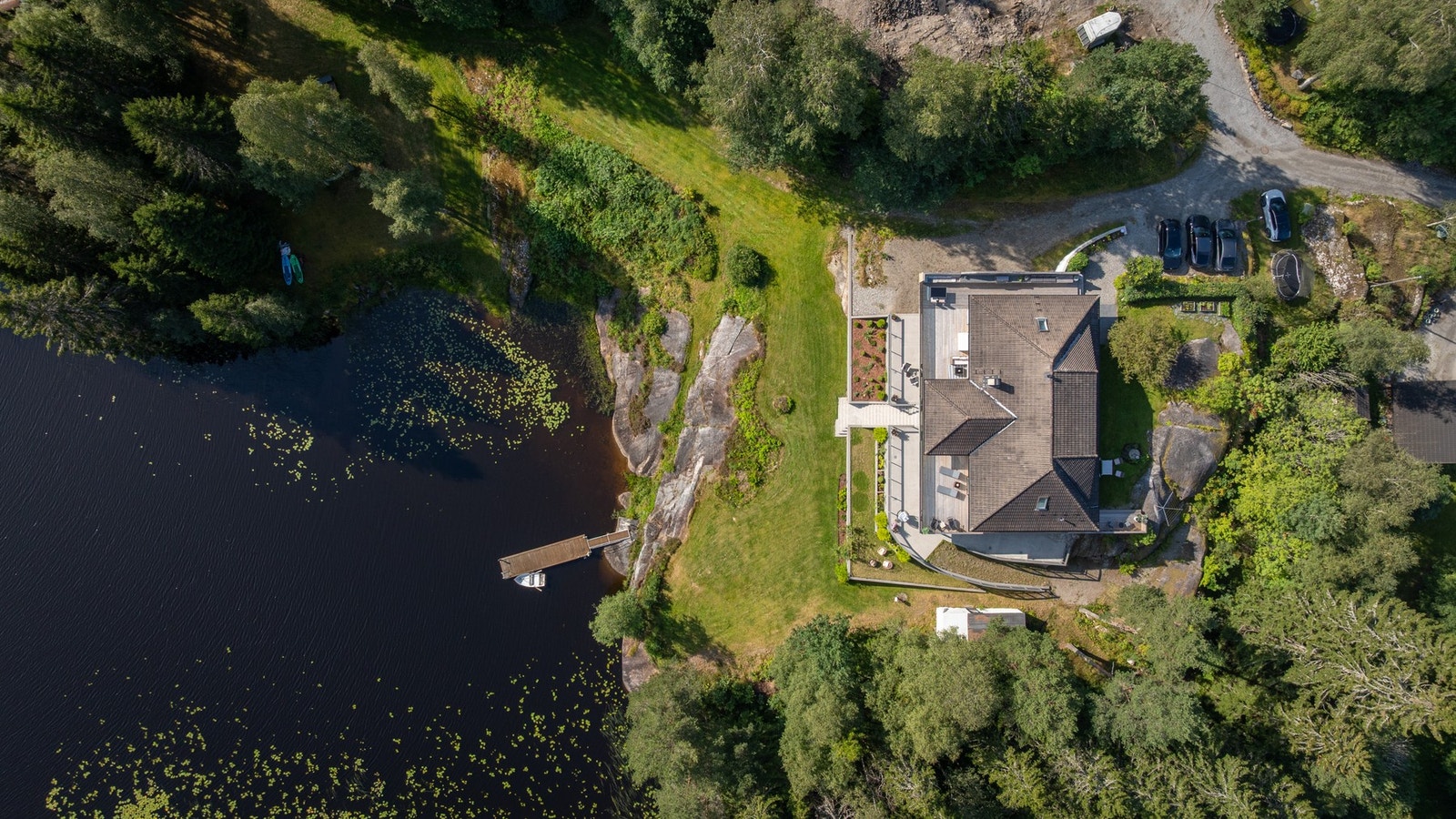 Eiendommen oppleves som en privat oase med mye boltreplass for store og små. Galleribilde