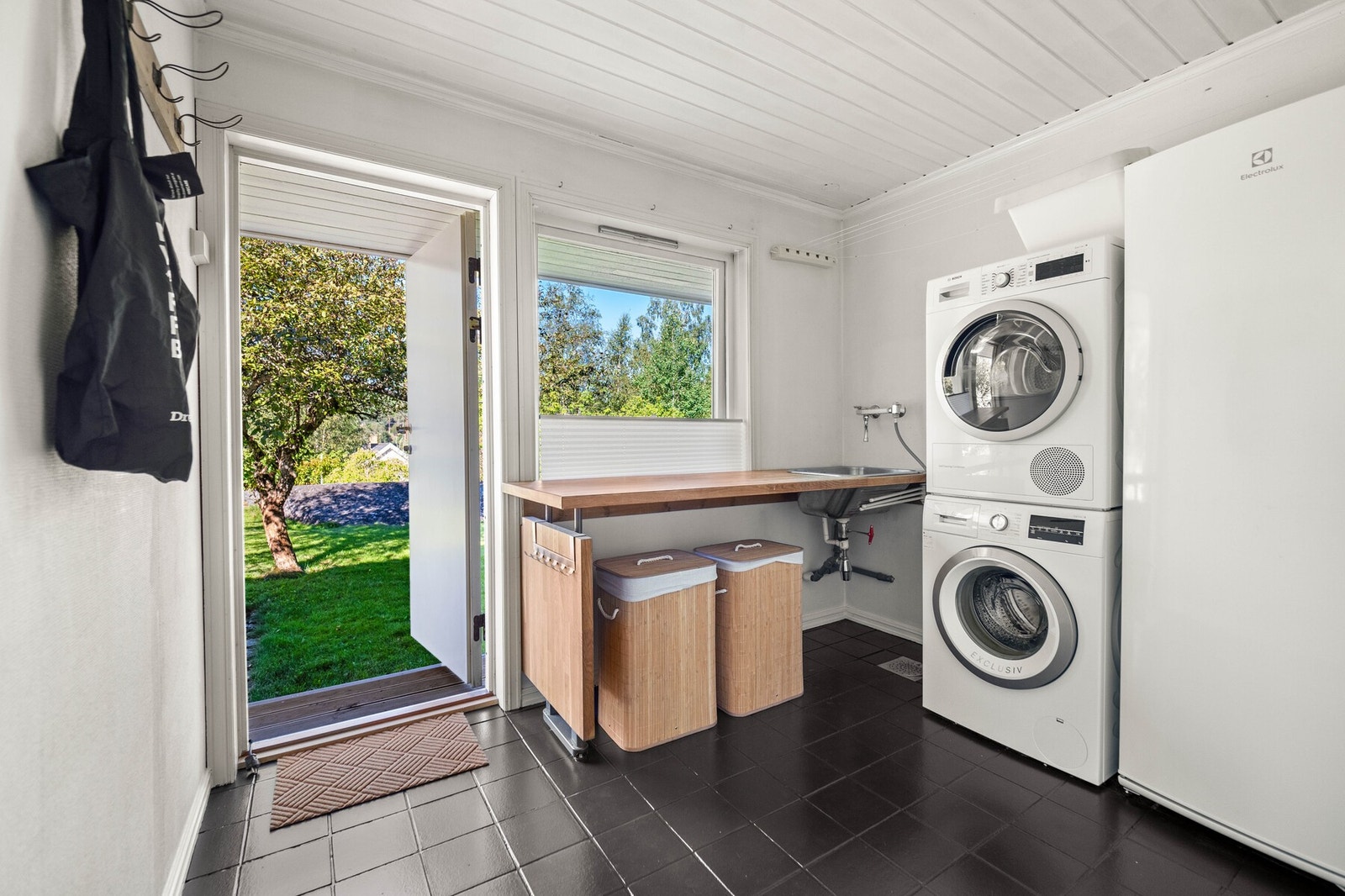 For enklere hverdager har villaen et vaskerom med egen praktisk utgang. Galleribilde