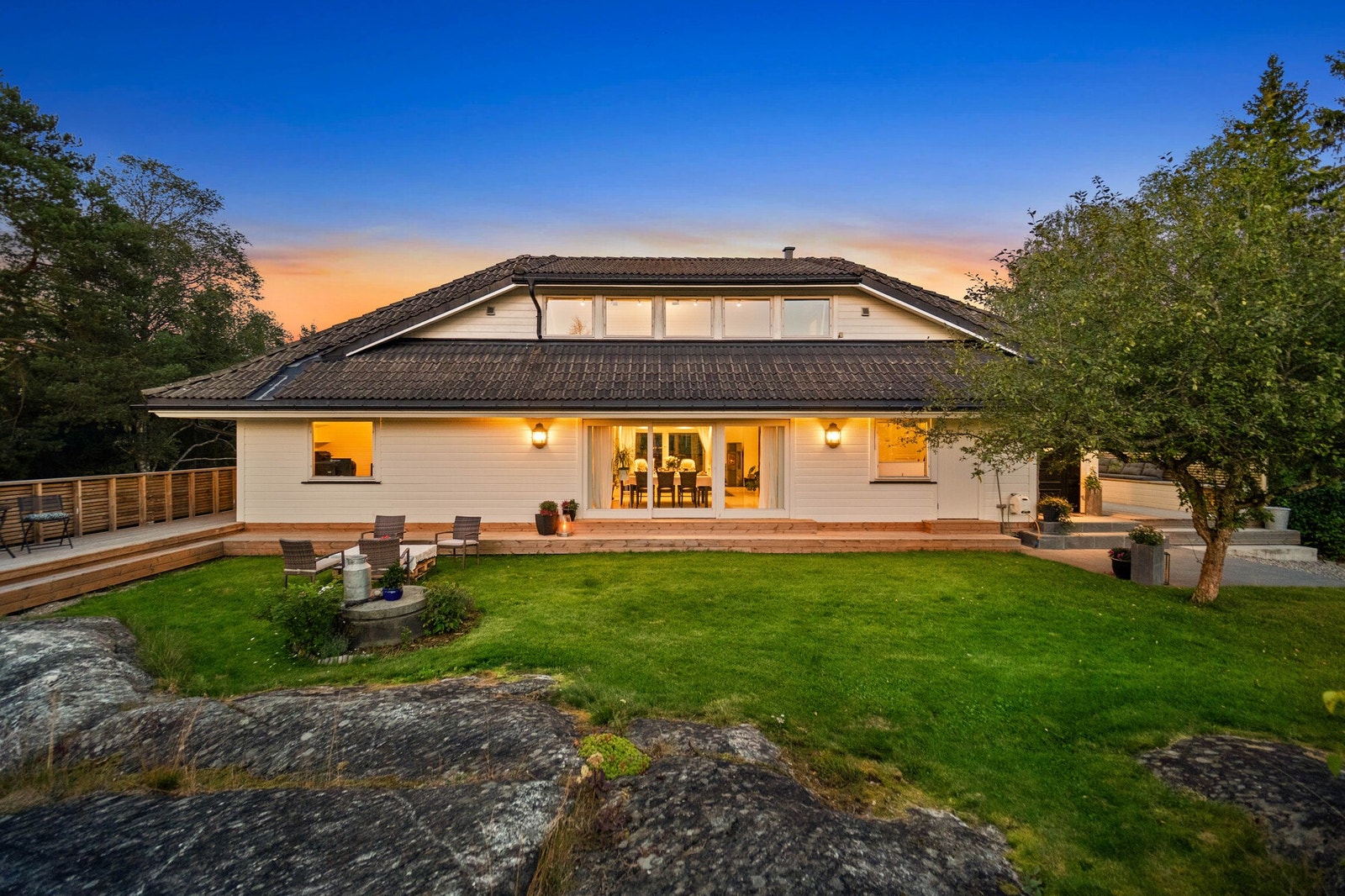 Uteplassene innbyr til både stille stunder og lange, sosiale kvelder. Galleribilde