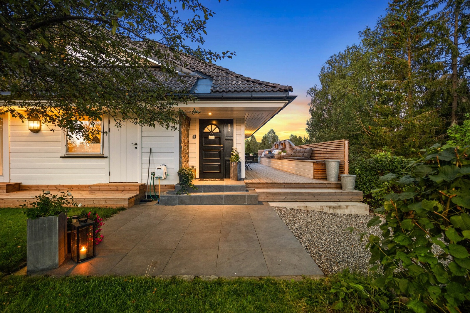 Hovedinngangen gir et godt førsteinntrykk, med plass til benker eller kafésett på steinheller. Galleribilde