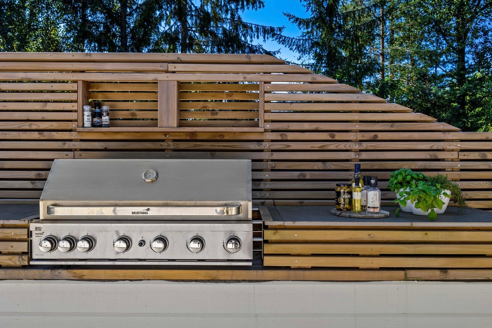 Sommerens matlaging blir enda hyggeligere på et lekkert utekjøkken - rett utenfor kjøkkenet. Galleribilde