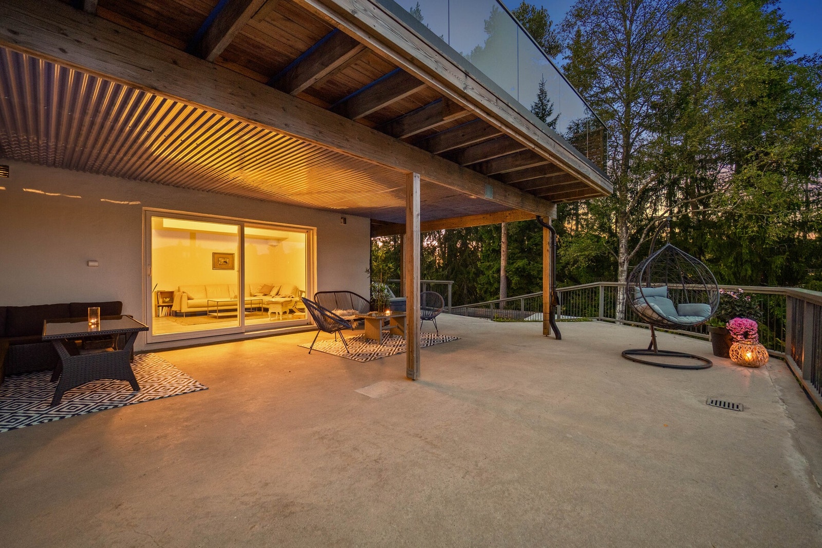 Ved underetasjen har villaen en delvis overbygd betongterrasse på ca. 158 kvm. Galleribilde