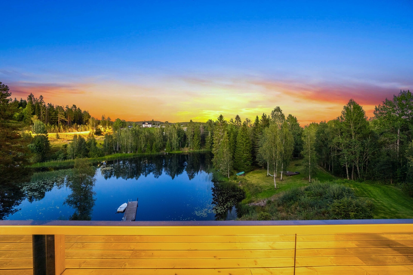 Tomten er 2 mål, pent opparbeidet med store plenarealer og diverse beplantning. Galleribilde
