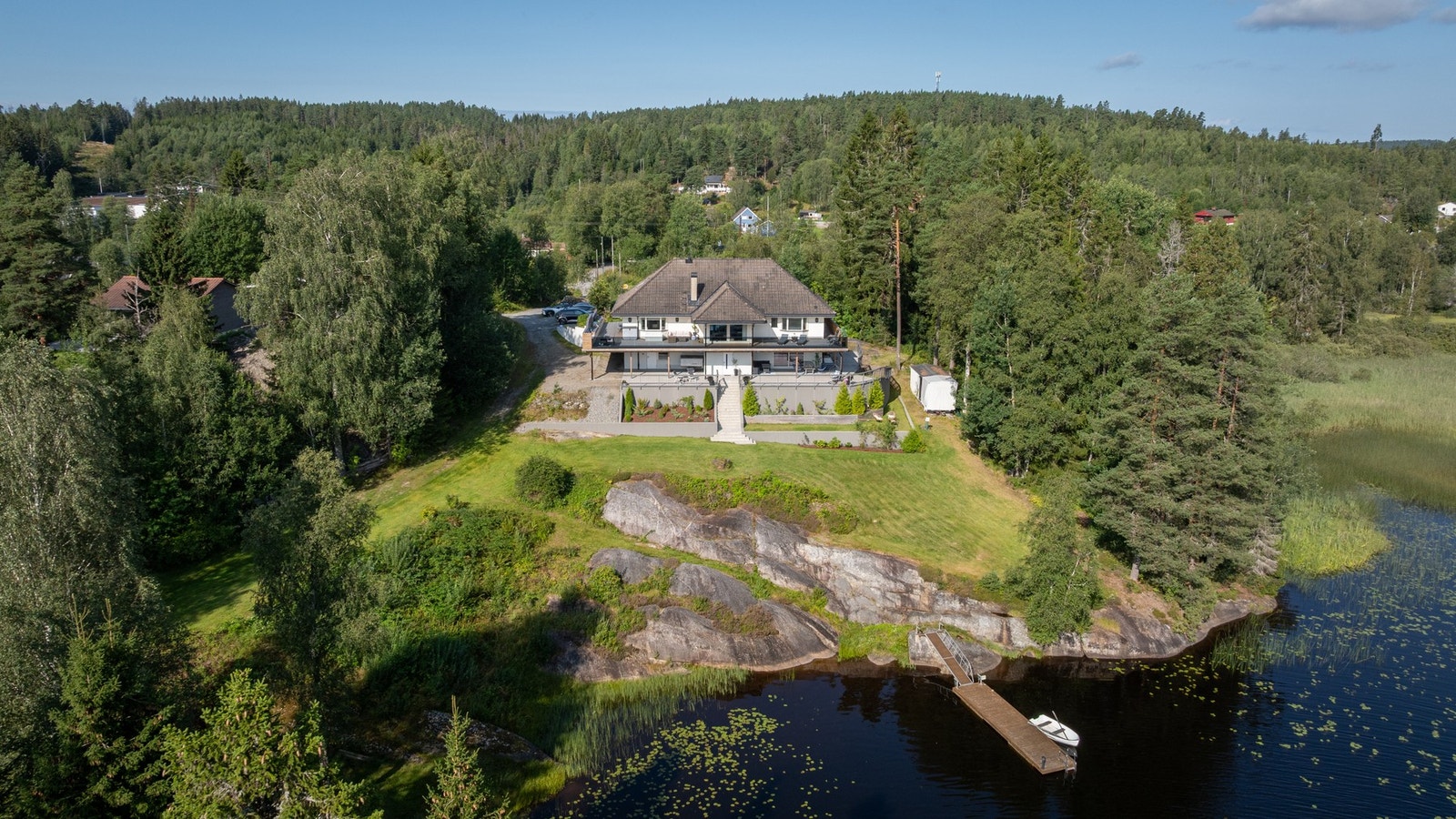 Sommerdagene kan nytes med bading, båtliv og fiske. De gode solforholdene gjør det mulig å virkelig nyte varme og late dager til fulle.
(Info om brygge under punktet lovlighet i salgsoppgaven) Galleribilde