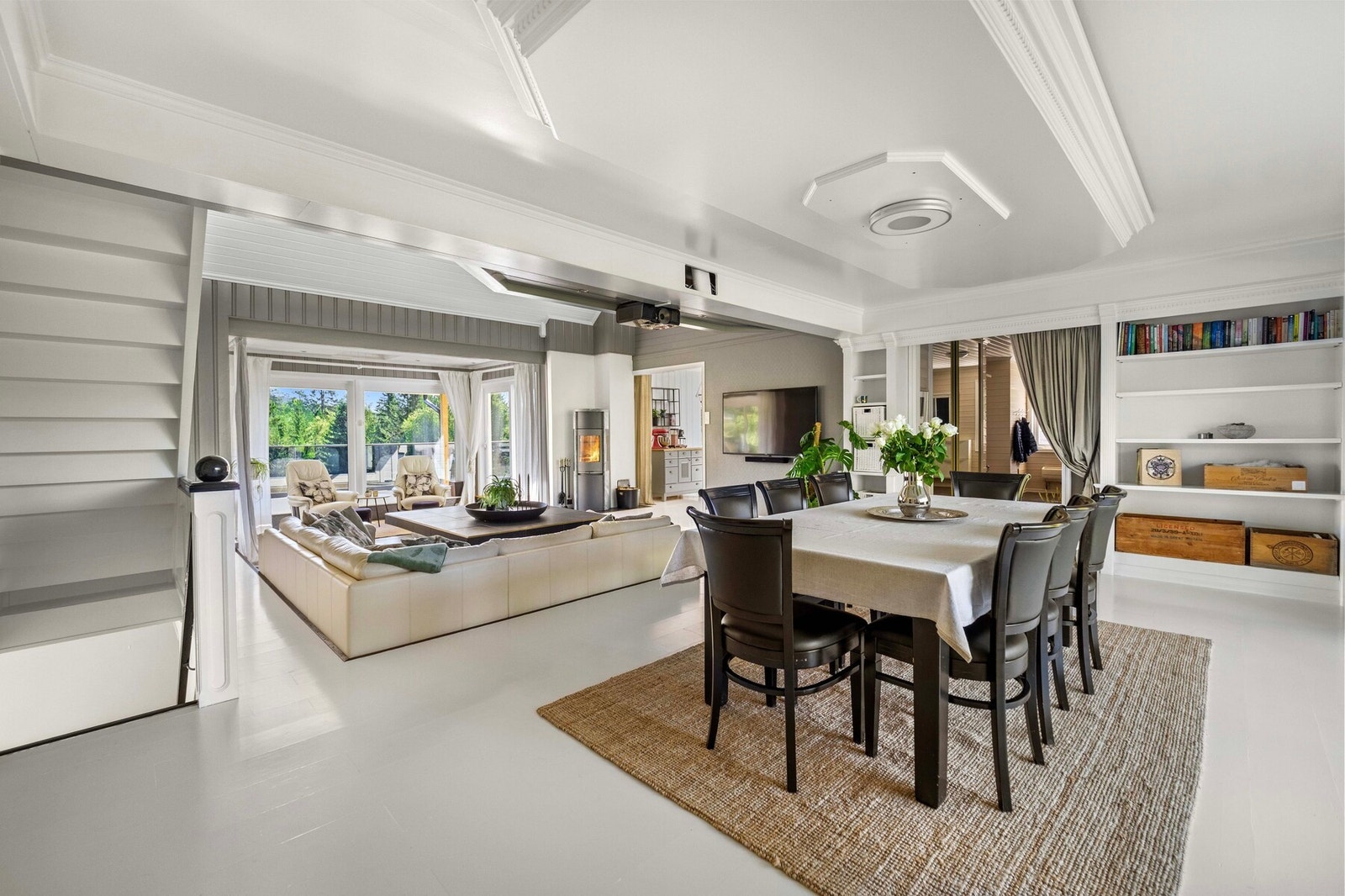 Stuen går over to nivåer, hvor det øverste er en hyggelig spisestue utenfor kjøkkenet. Galleribilde