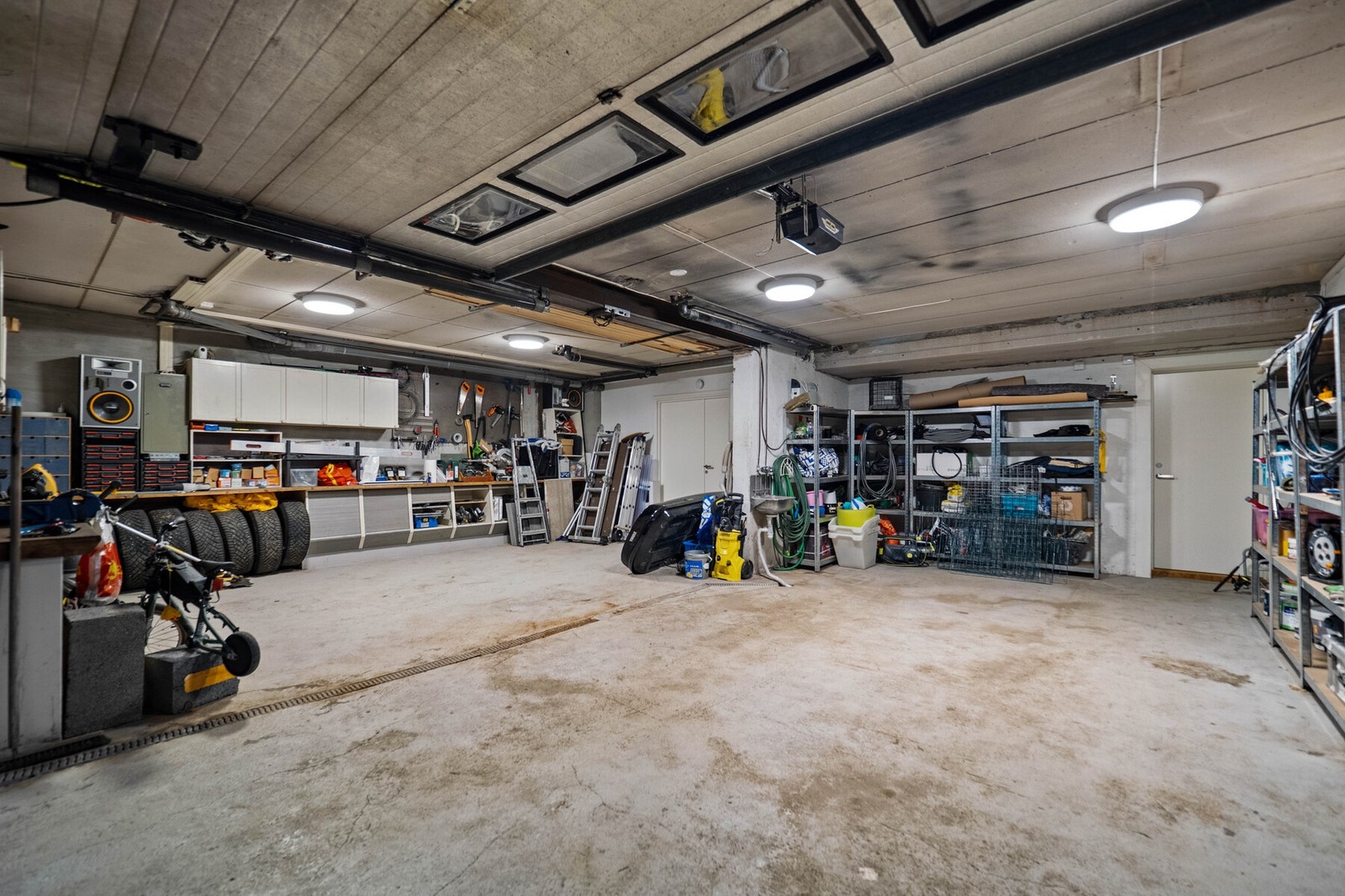 Garasjen er i dag innredet med verksted, og passer utmerket til diverse hobbyer og prosjekter. Galleribilde