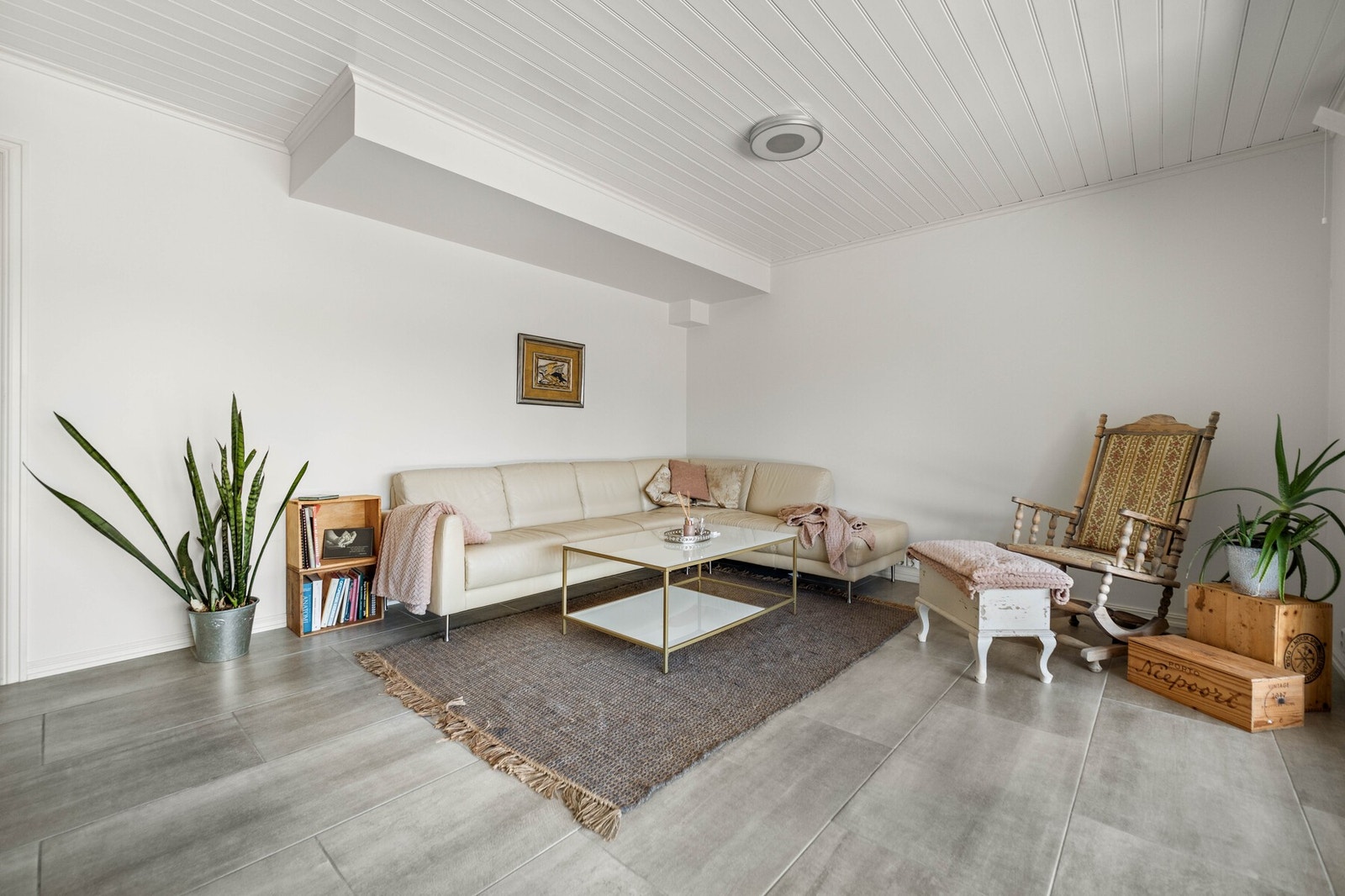 I underetasjen har villaen en kjærkommen stue for familien, et ekstra oppholdsrom til lek, vennebesøk og avslapning. Galleribilde