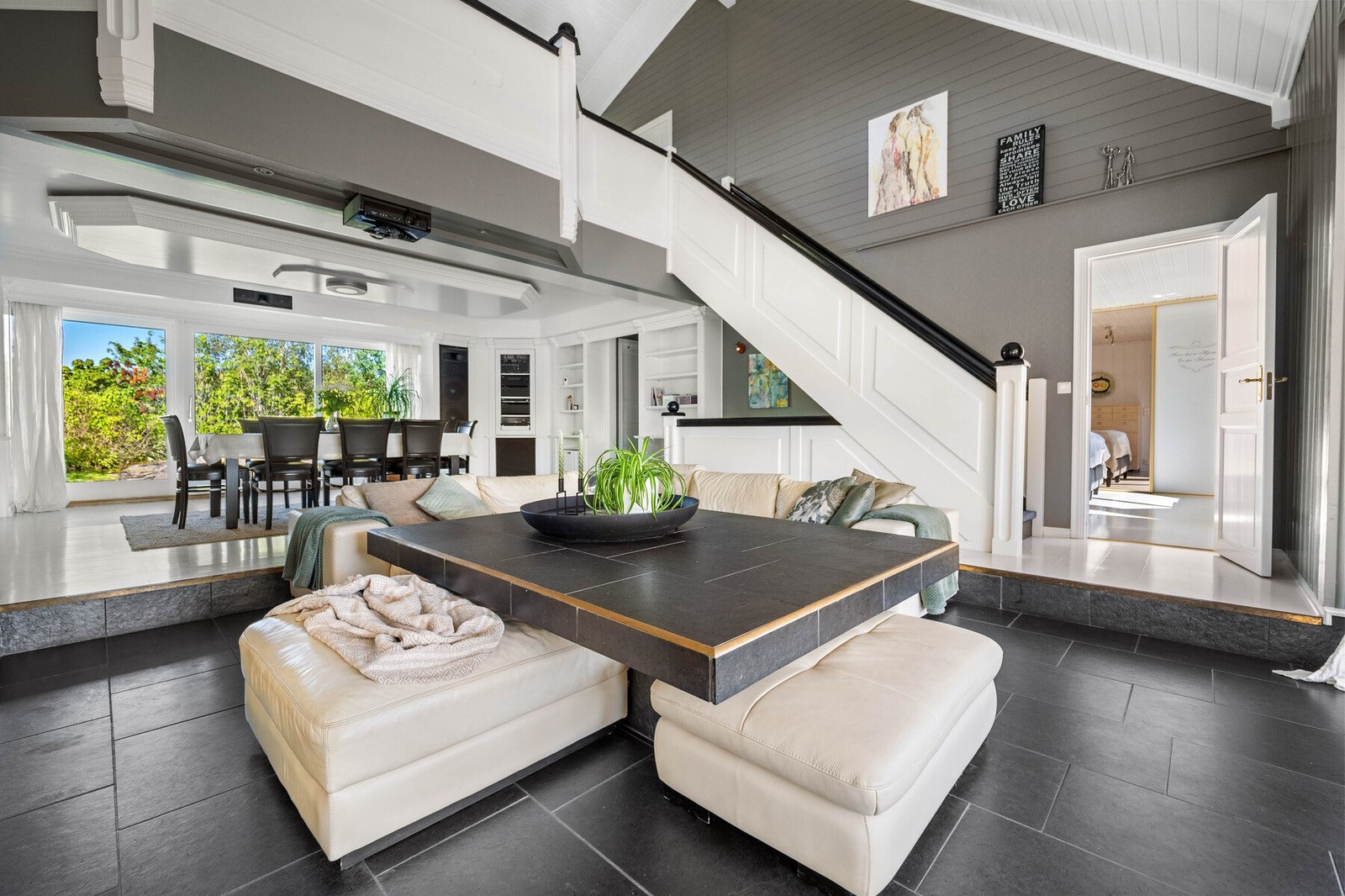 Som samlingssted har boligen en stor stue, der åpen himling gir en upåklagelig atmosfære. Galleribilde