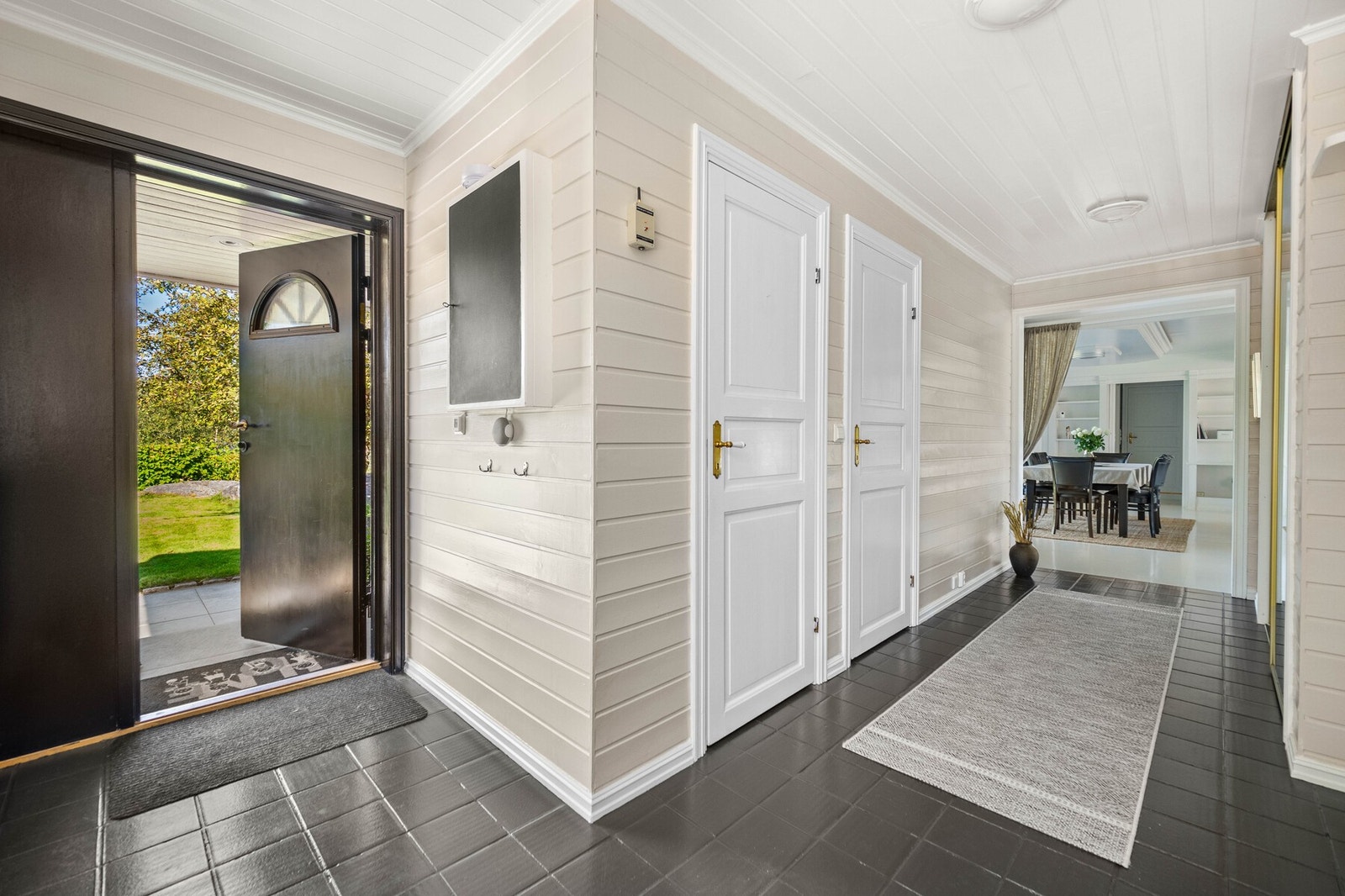 I 1. etasje ønskes man velkommen av en romslig entré med varme under flislagt gulv. Galleribilde