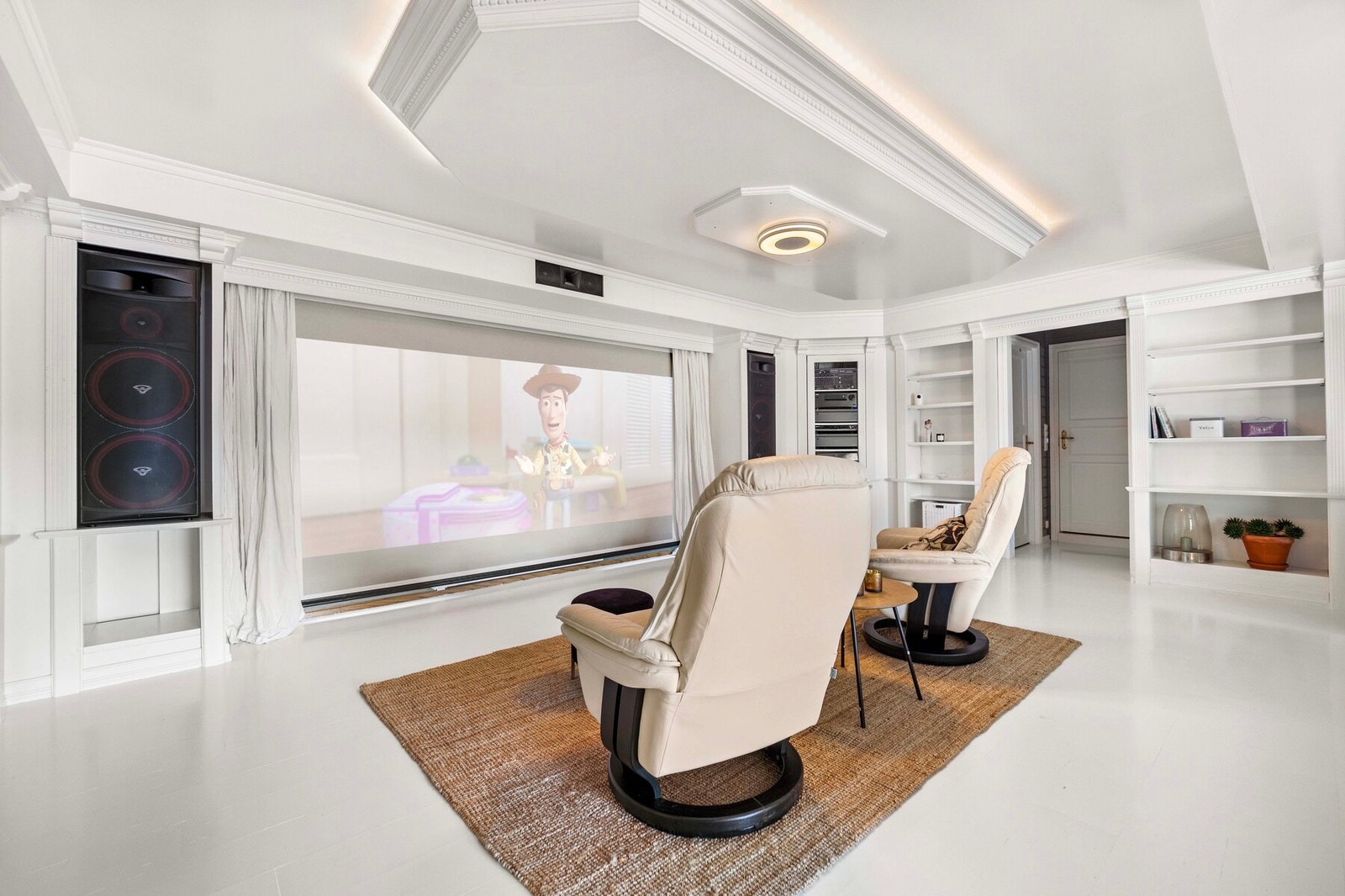 Spisestuen kan også benyttes som kinorom, med et stort lerret som trekkes ned over vinduene. Galleribilde