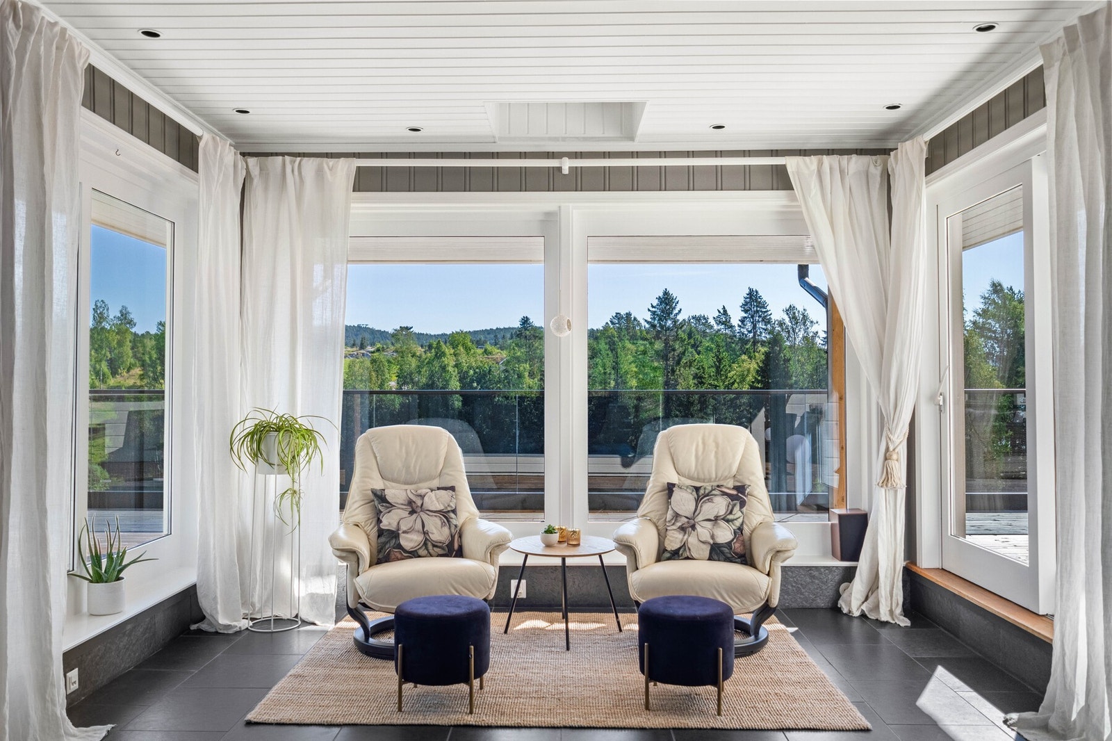 Stuen har et utstikk rammet inn av vinduer, hvor dagslyset suppleres ypperlig av downlights. Galleribilde