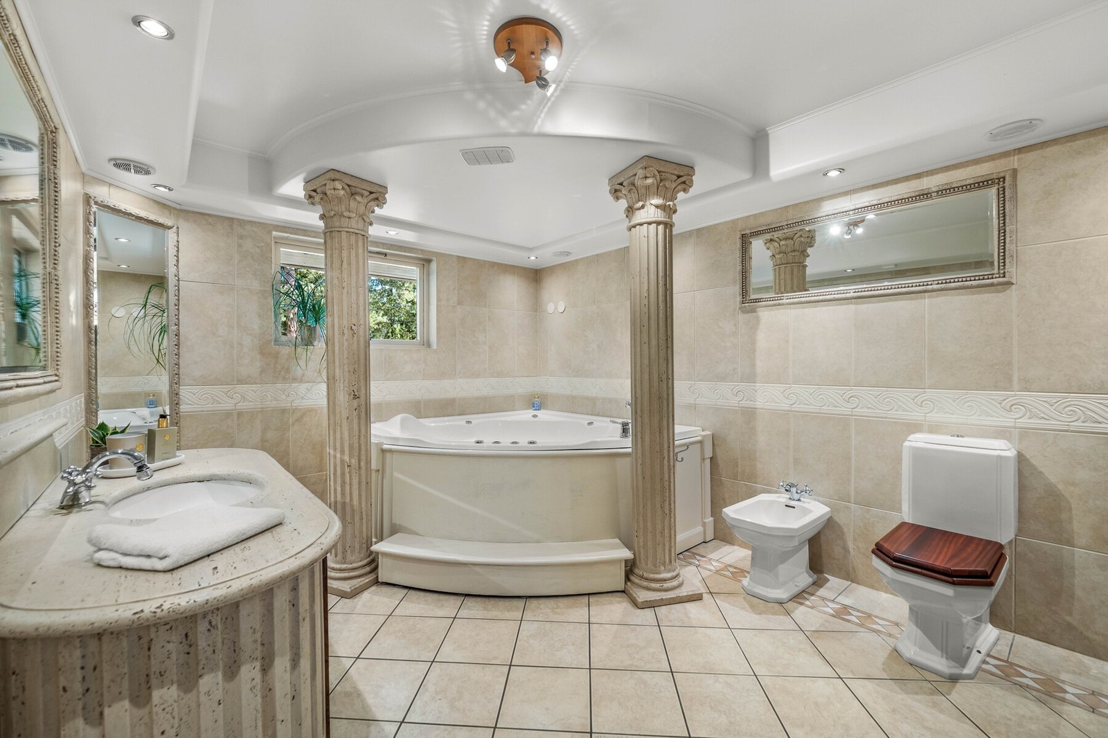 Badet i masterfløyen har god størrelse og en særegen stil med romerske søyler. Galleribilde
